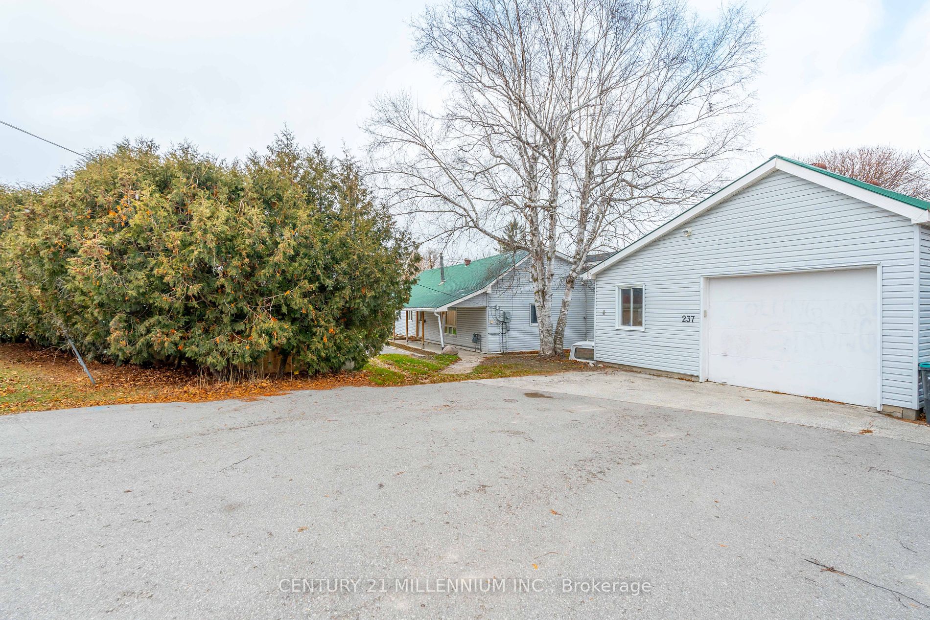 237 Simcoe St