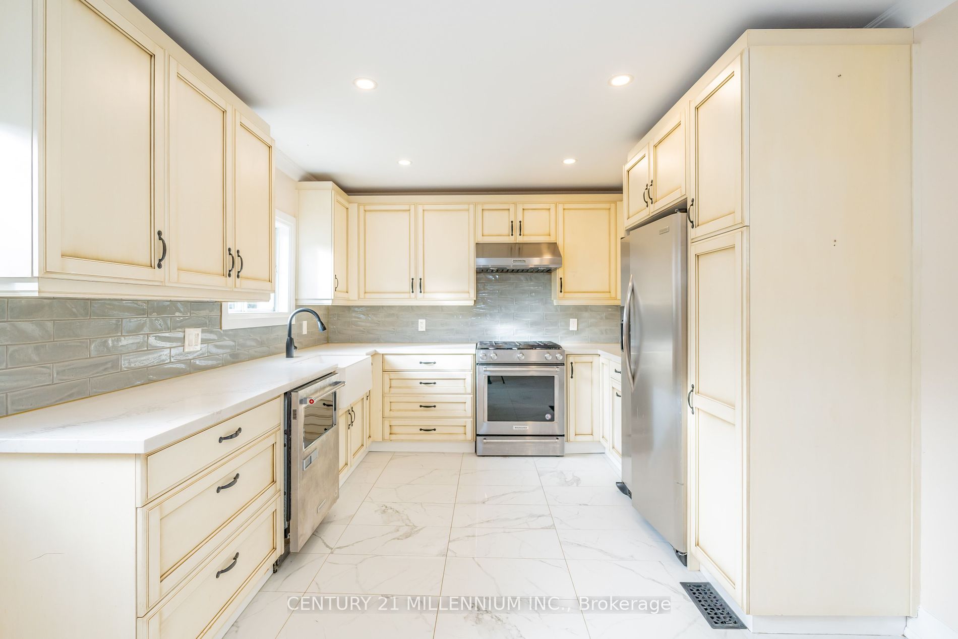 237 Simcoe St
