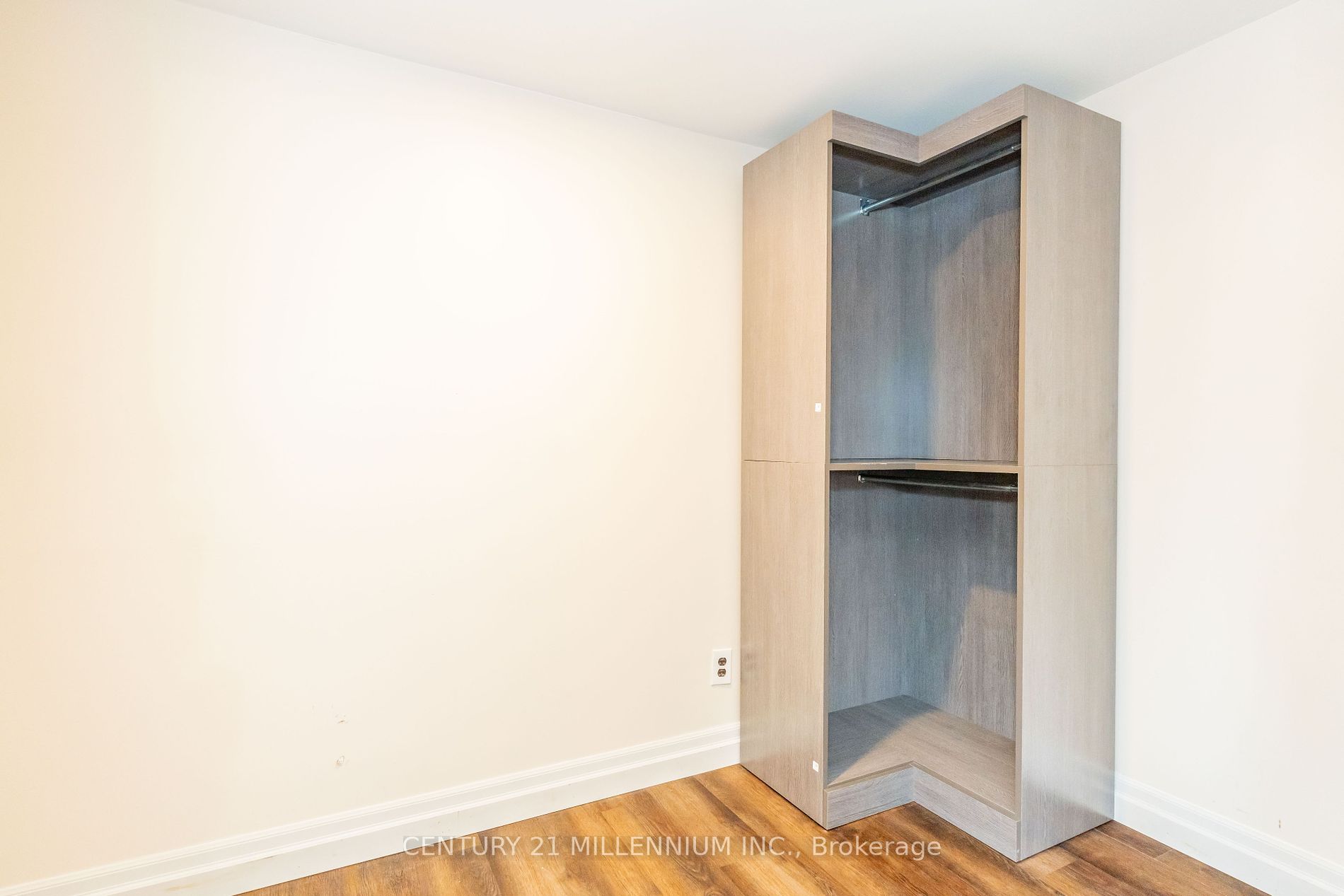 237 Simcoe St