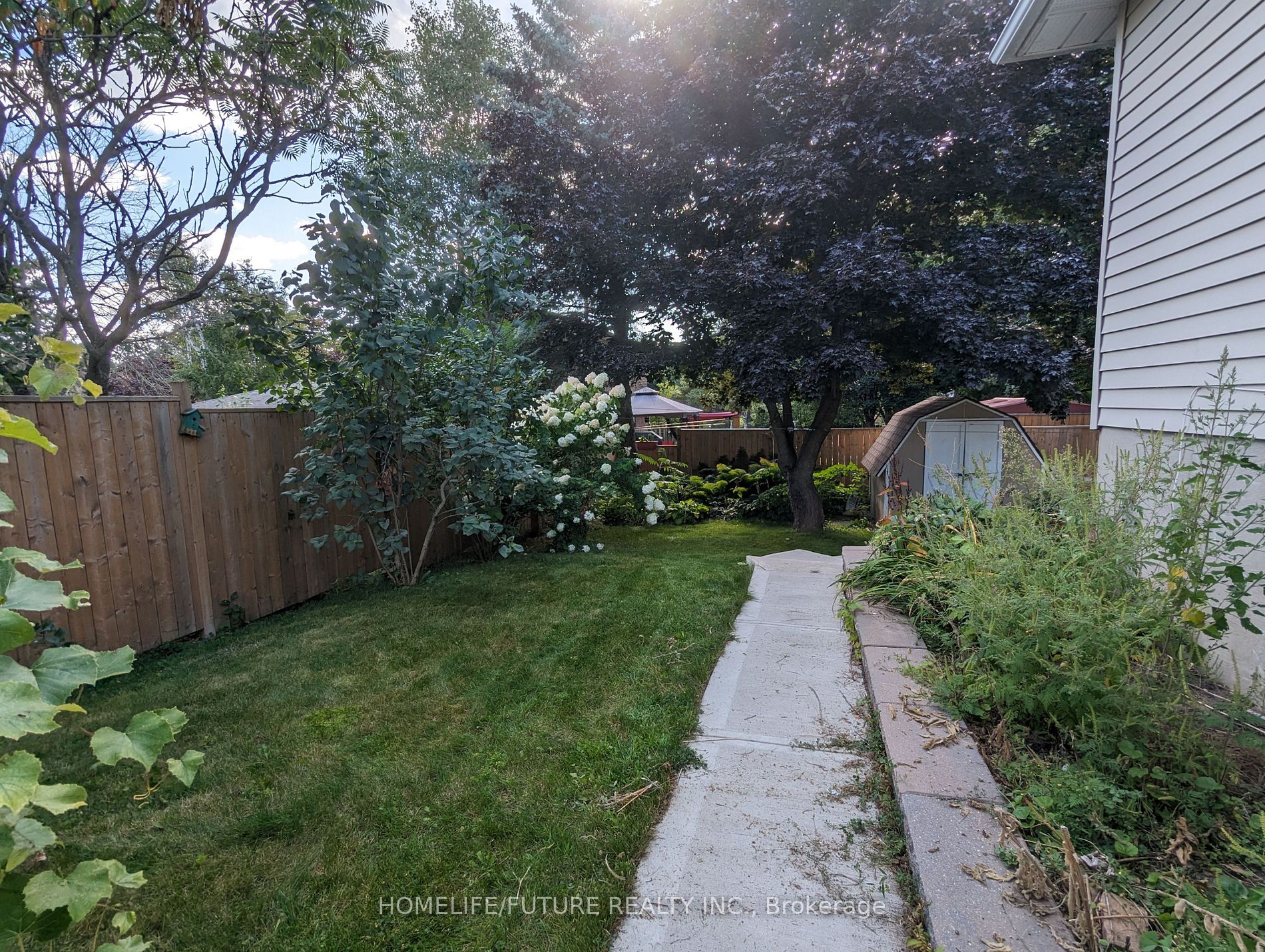 75 Bronte Cres