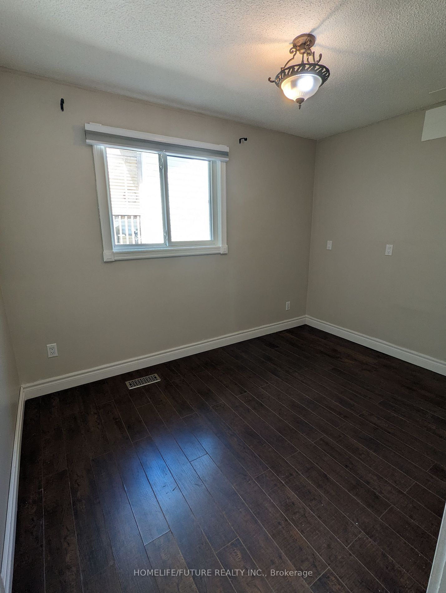 75 Bronte Cres