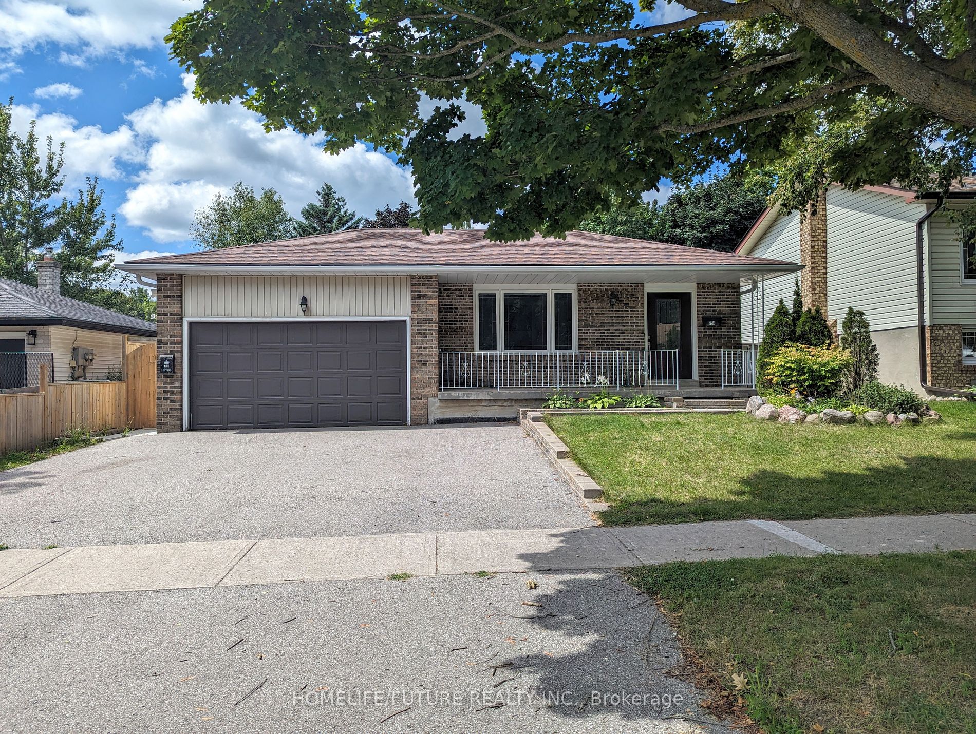 75 Bronte Cres