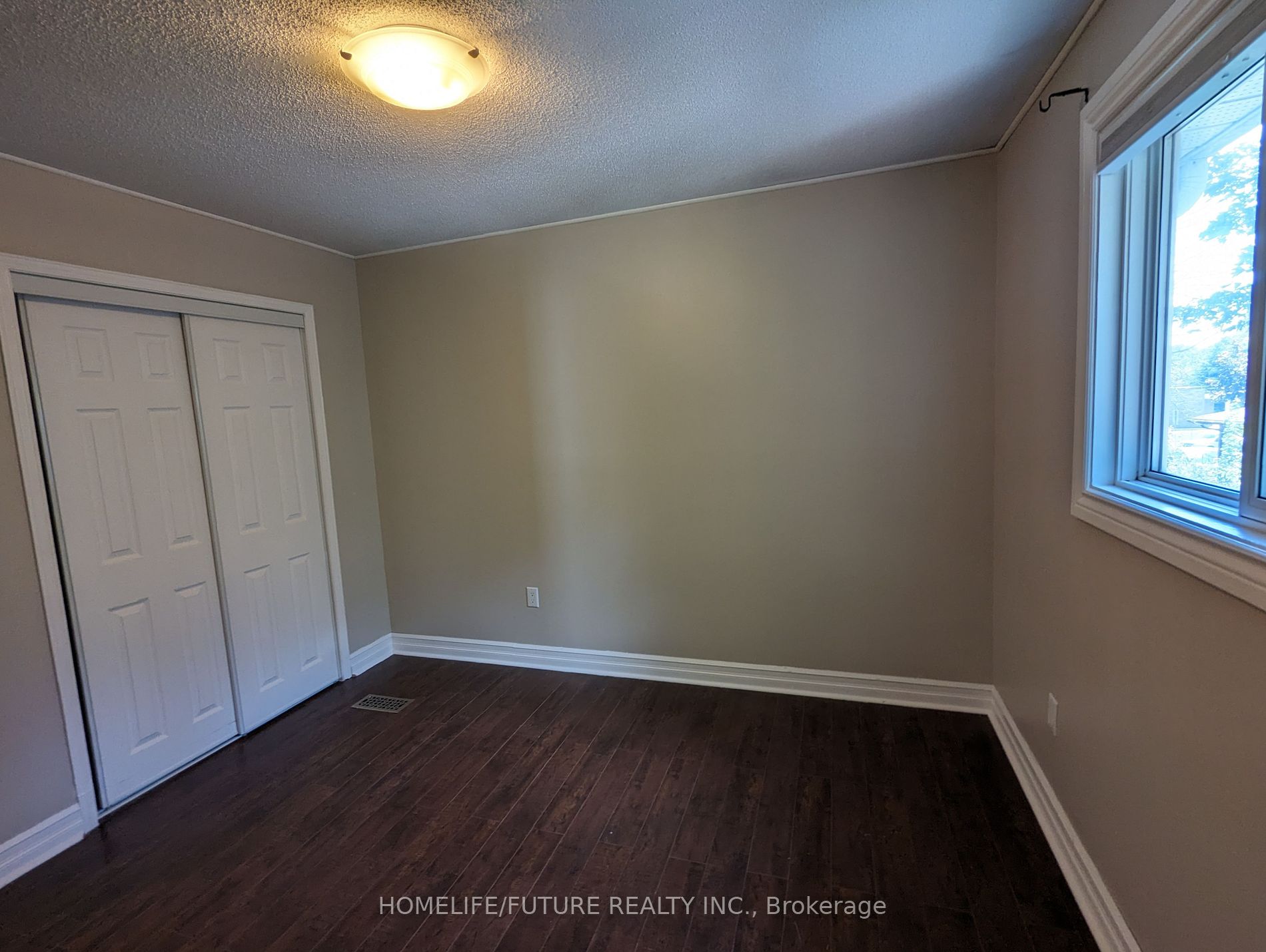 75 Bronte Cres