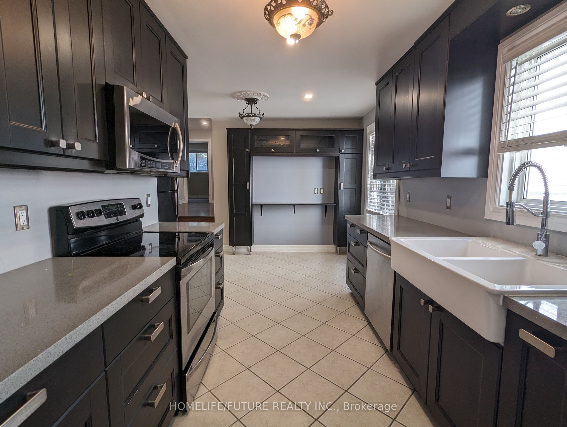 75 Bronte Cres