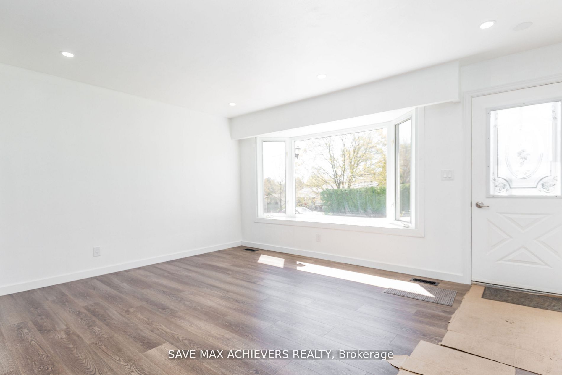 10 Sandra Dr