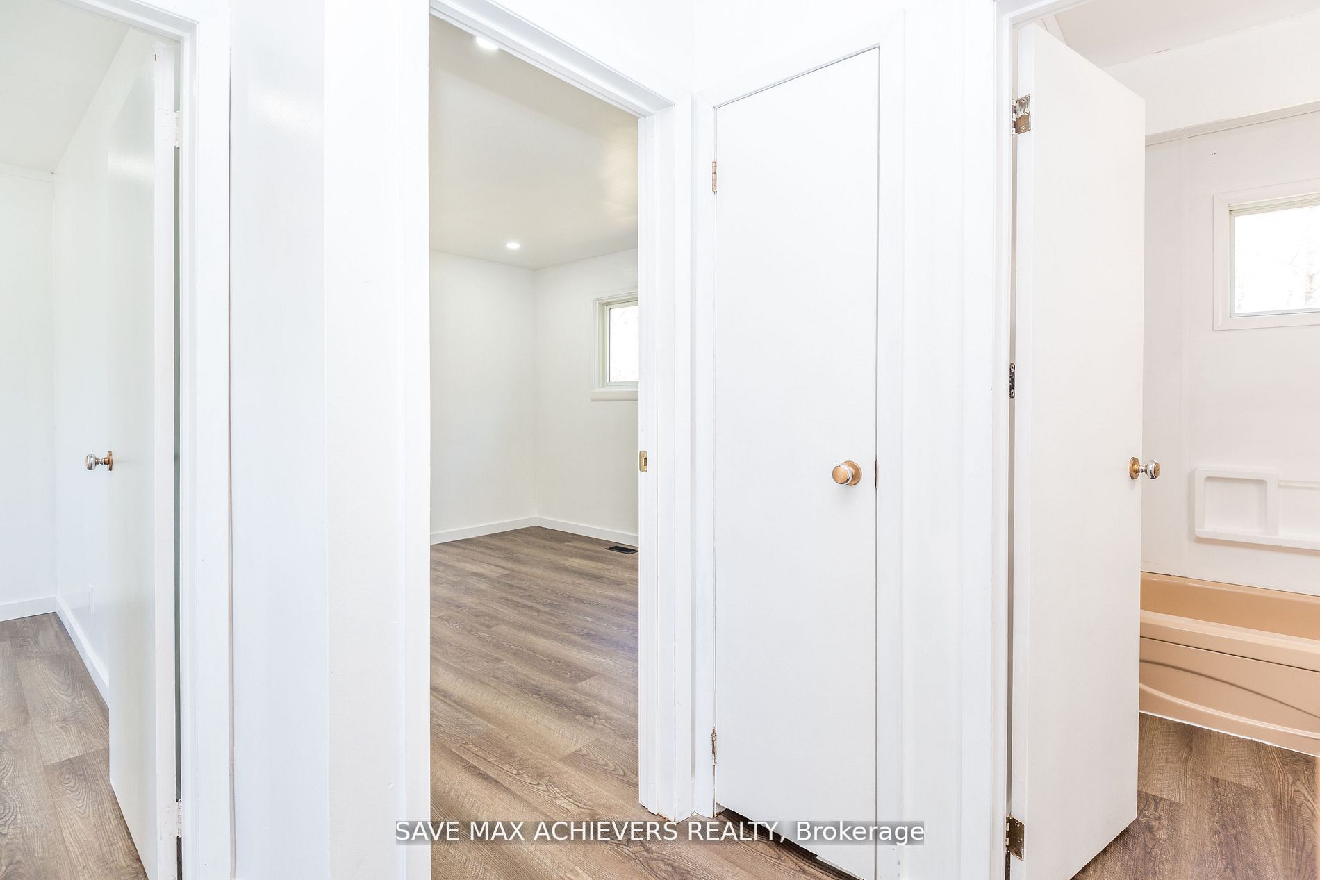 10 Sandra Dr