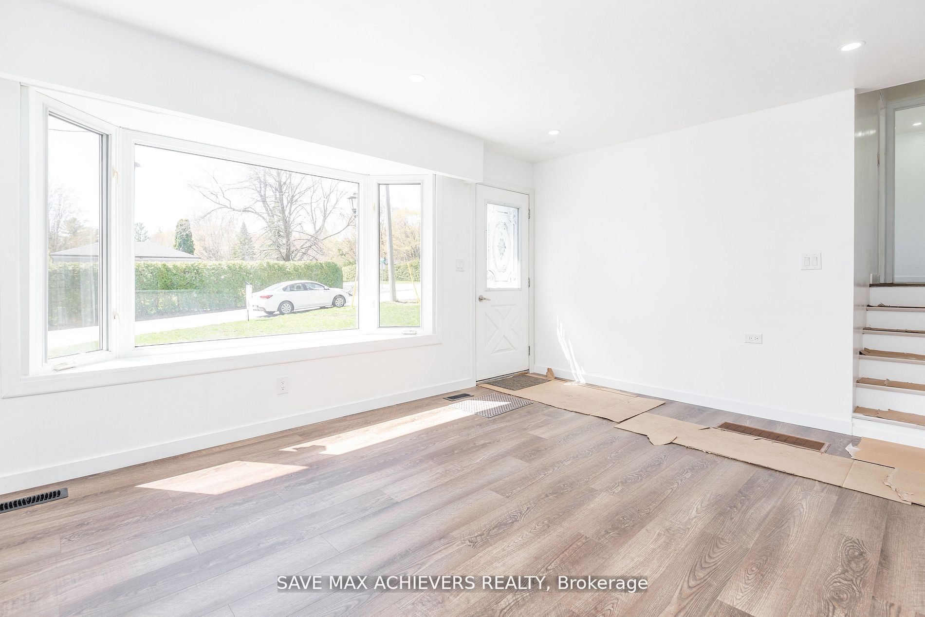 10 Sandra Dr