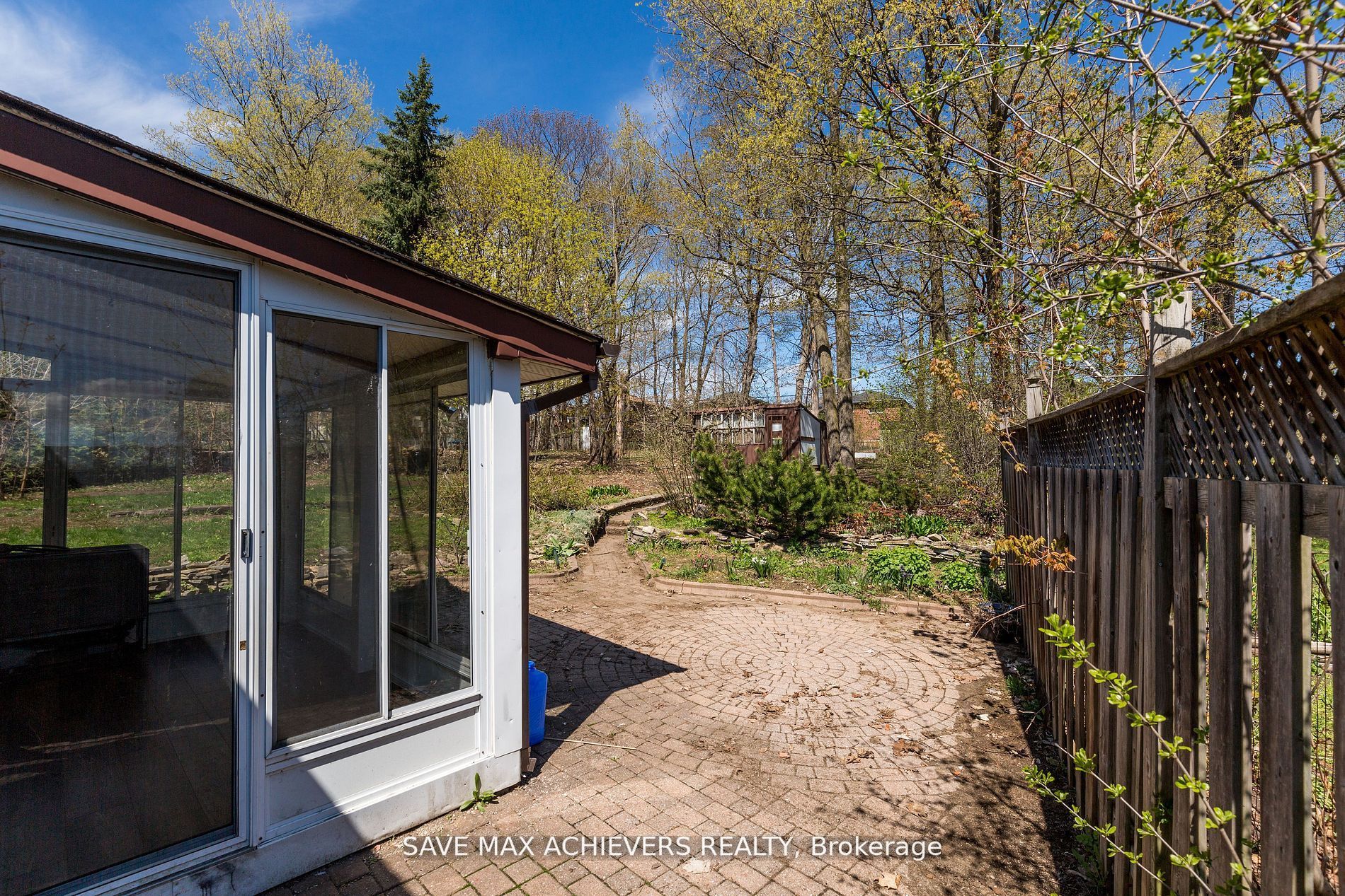 10 Sandra Dr