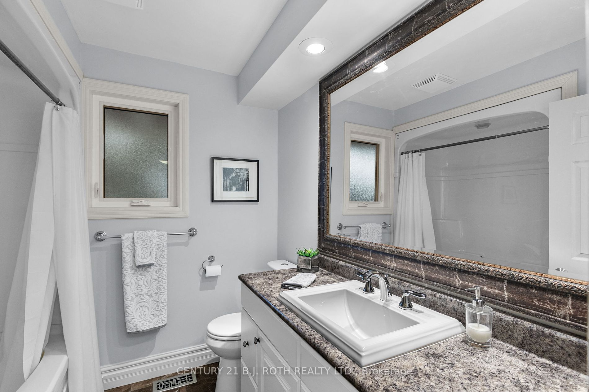 2679 Lakeshore Road E