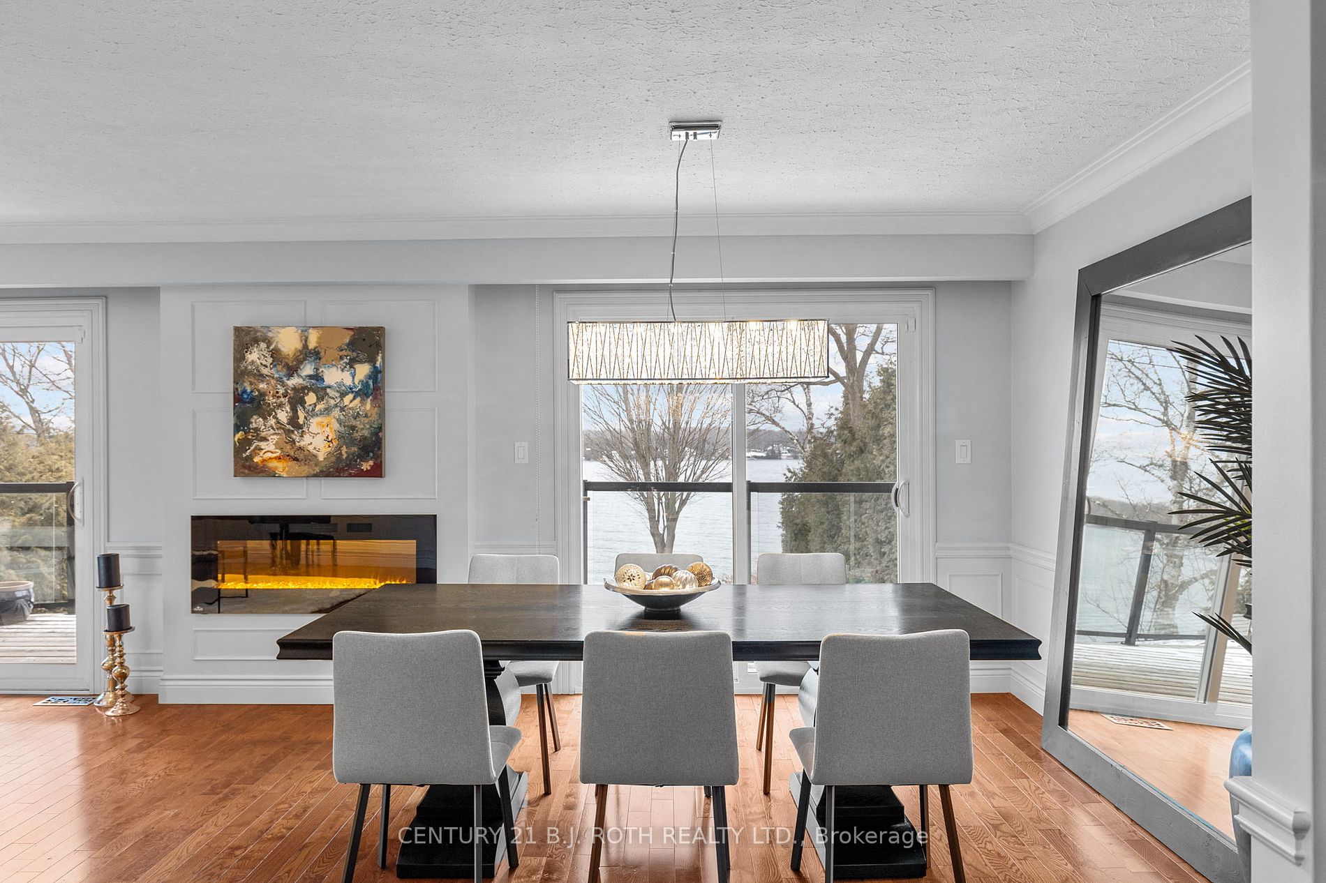 2679 Lakeshore Road E