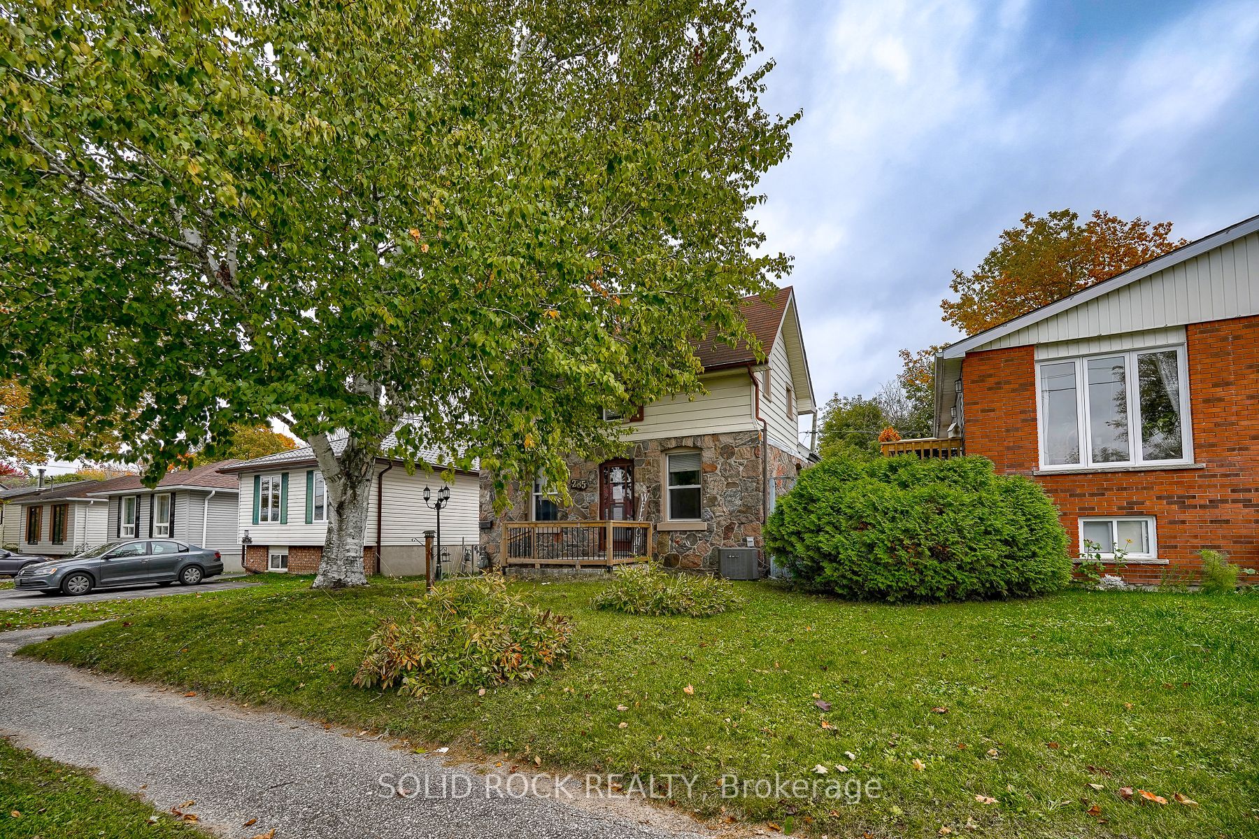 285 James St E