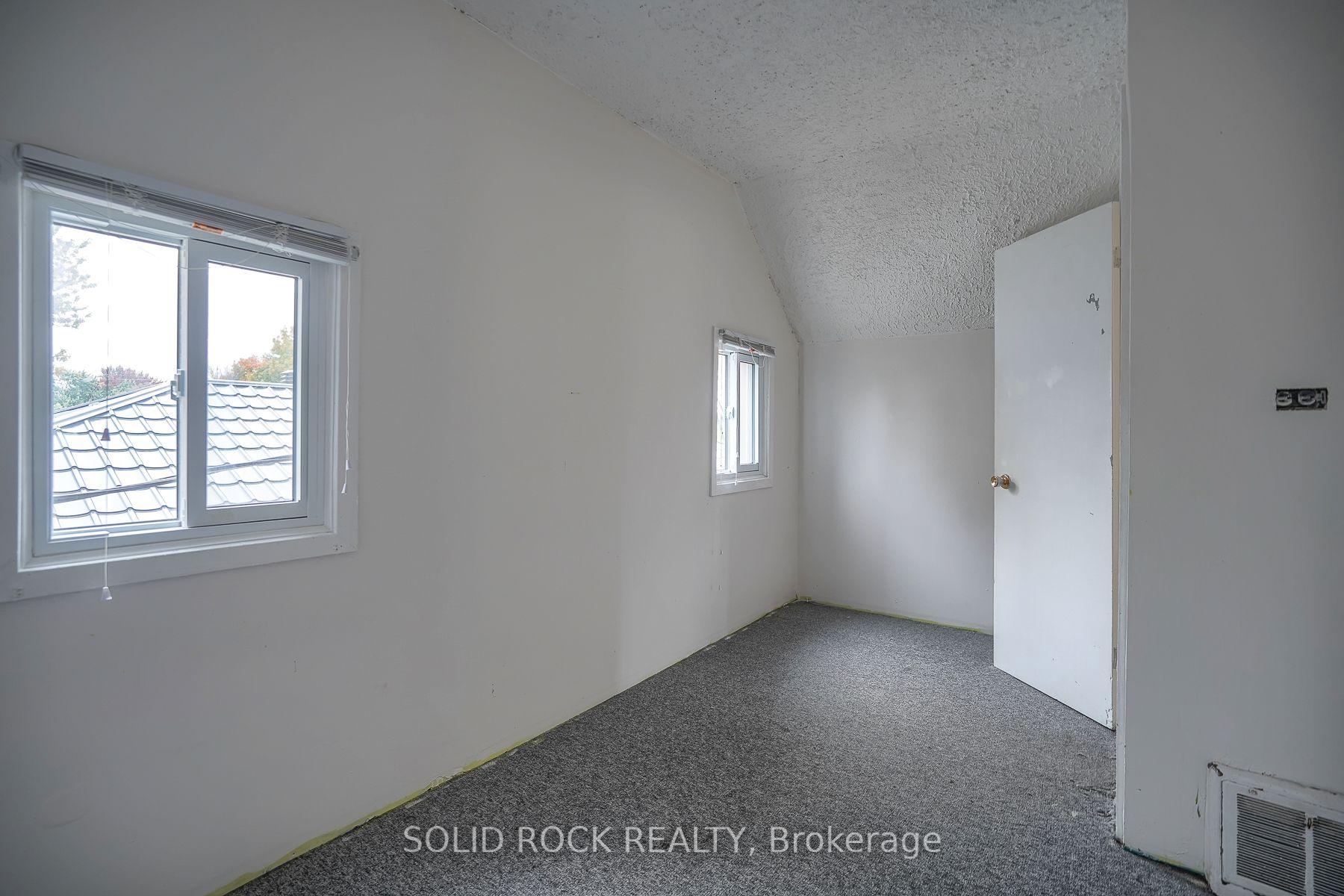 285 James St E