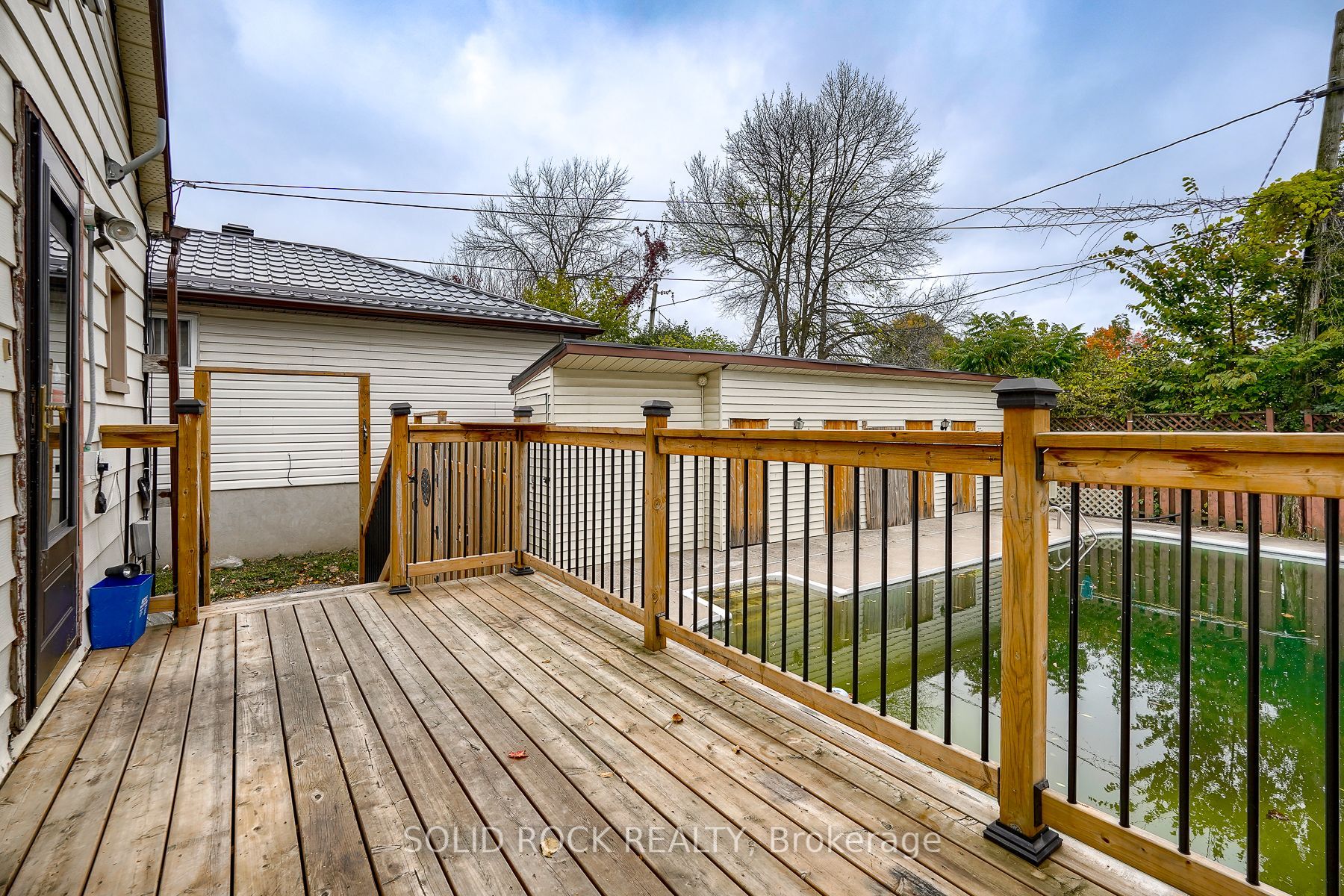 285 James St E