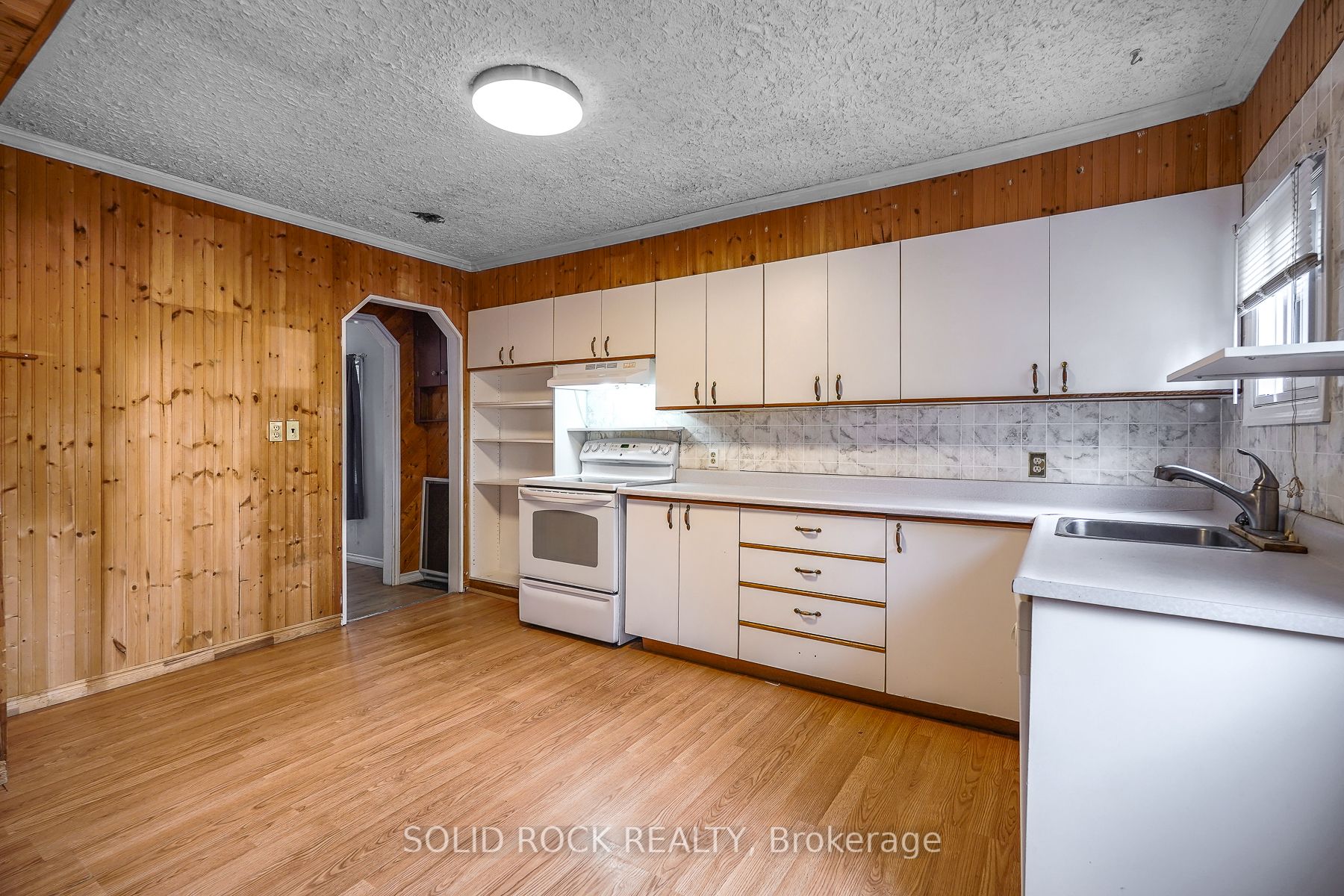 285 James St E