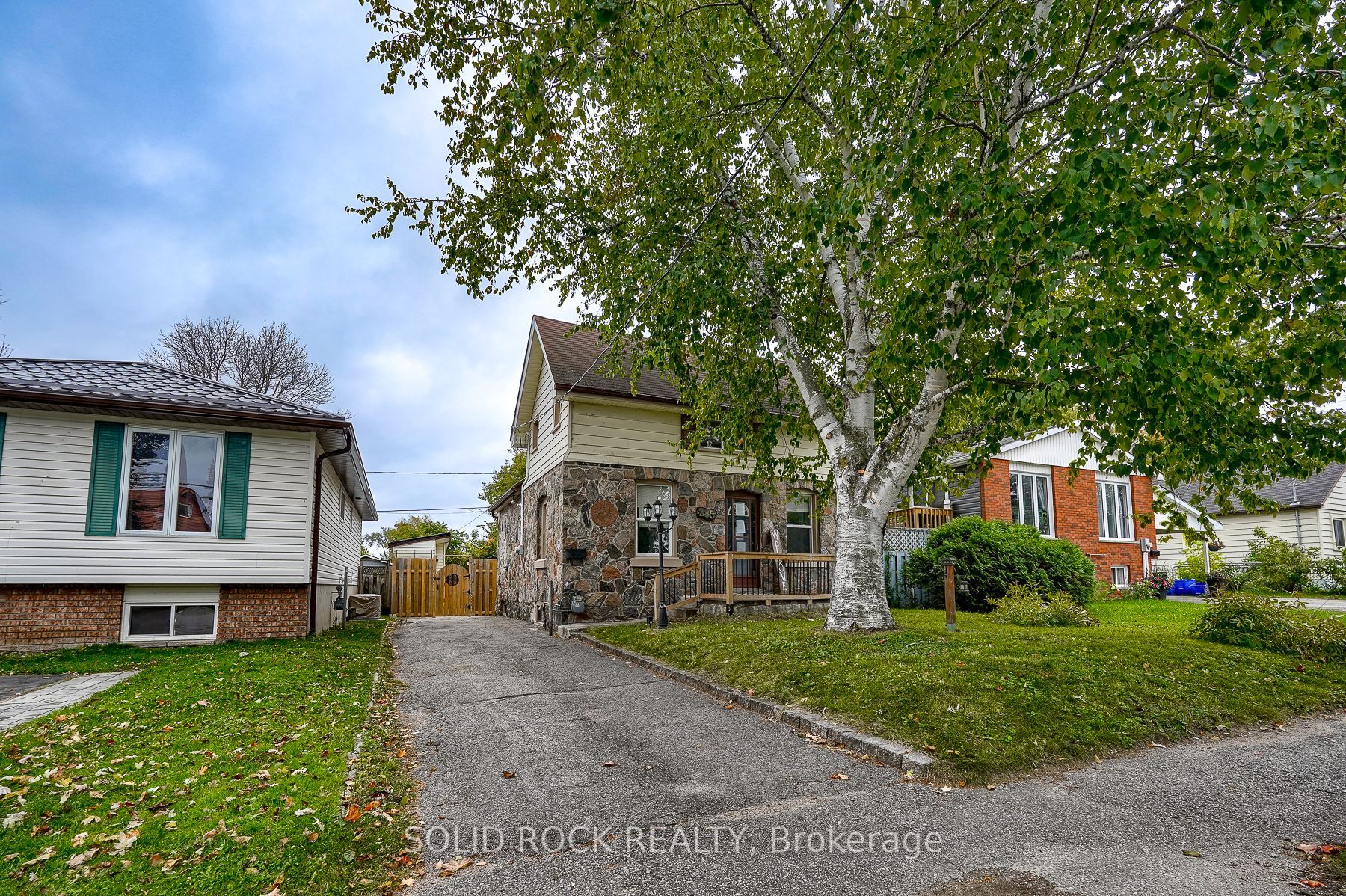 285 James St E