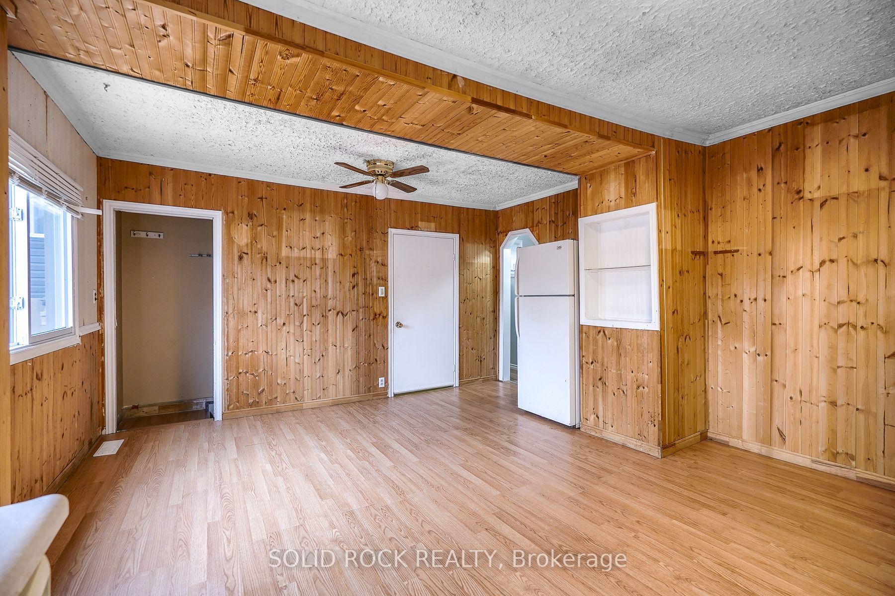 285 James St E
