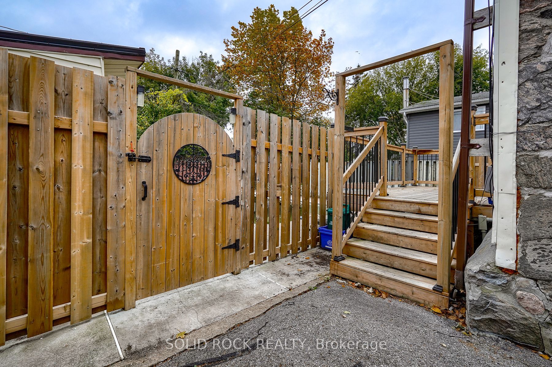 285 James St E