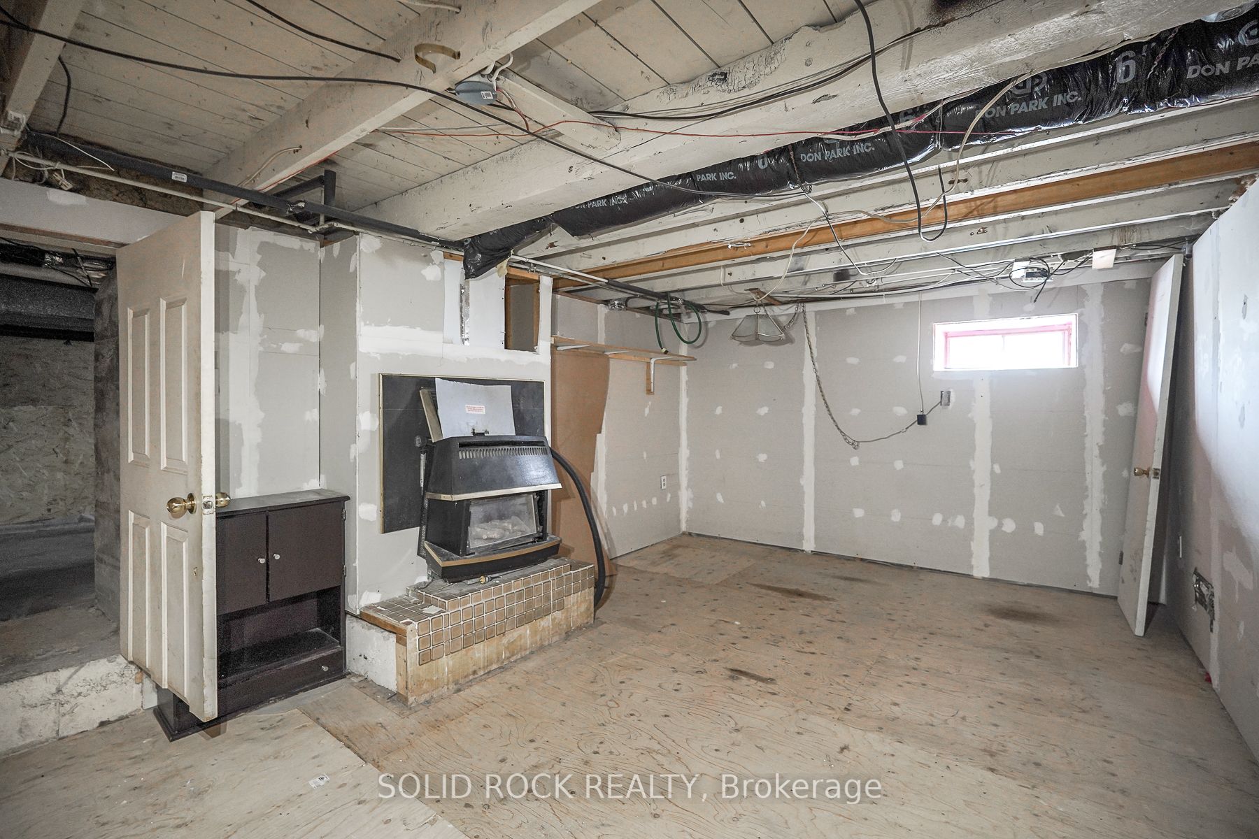 285 James St E
