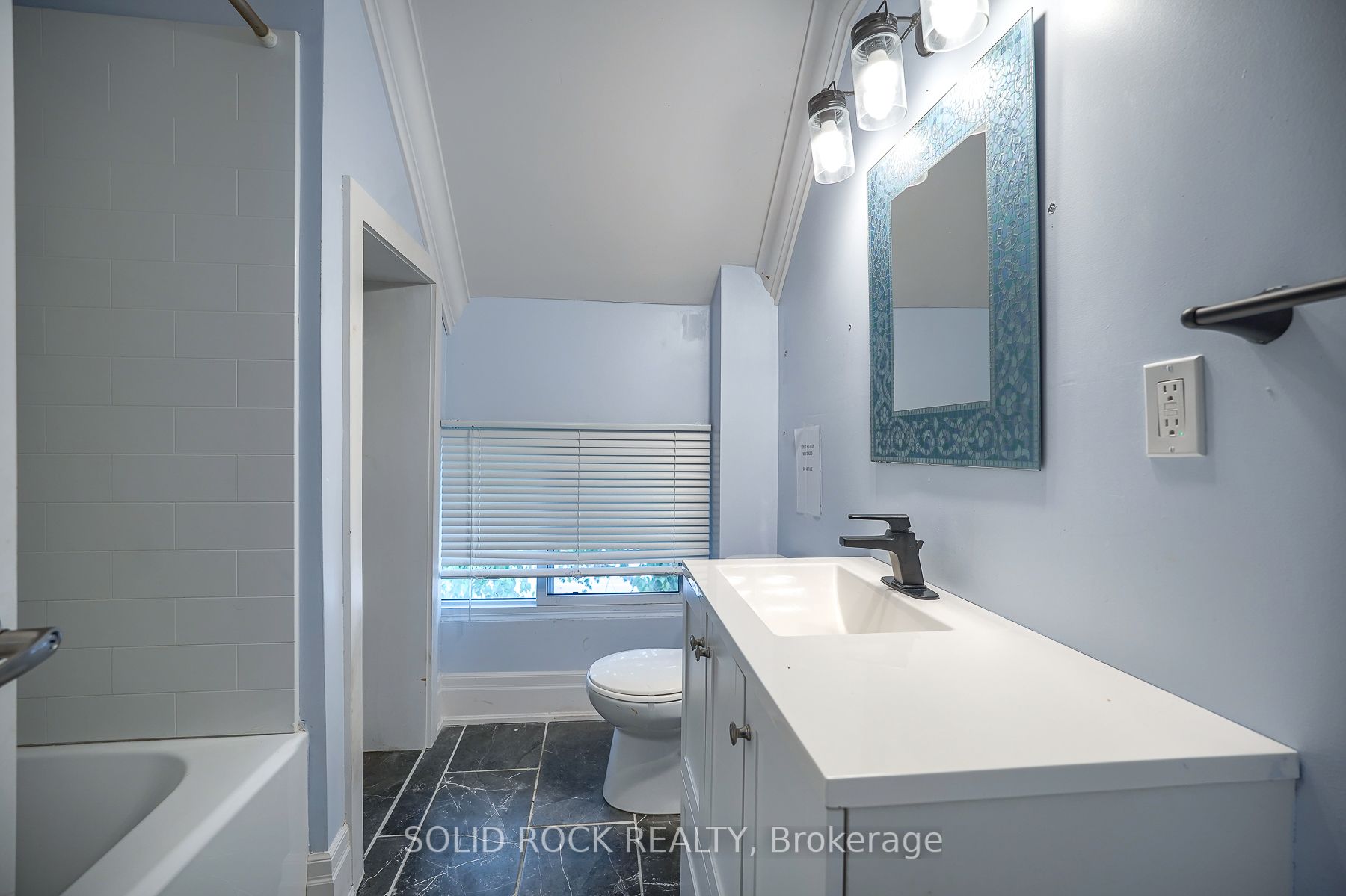 285 James St E