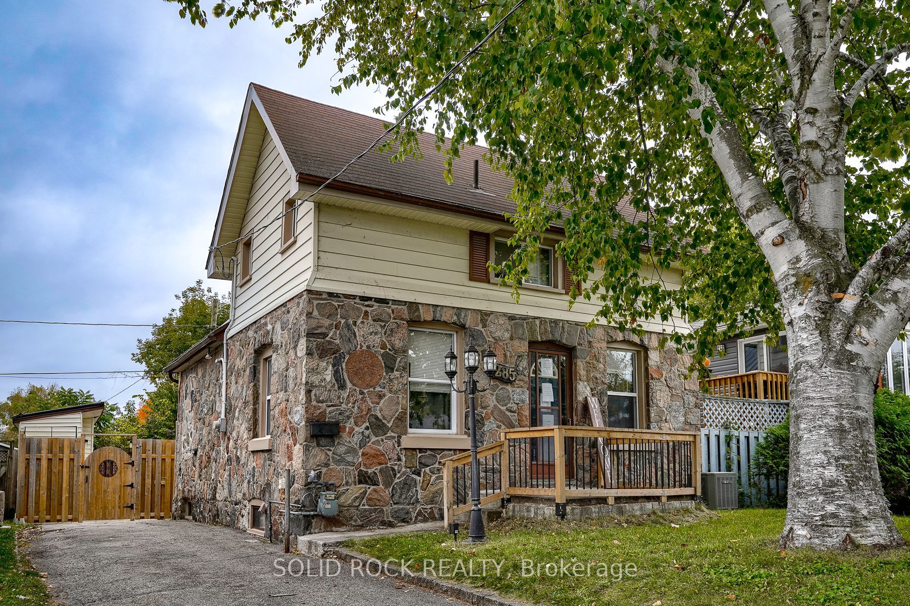285 James St E