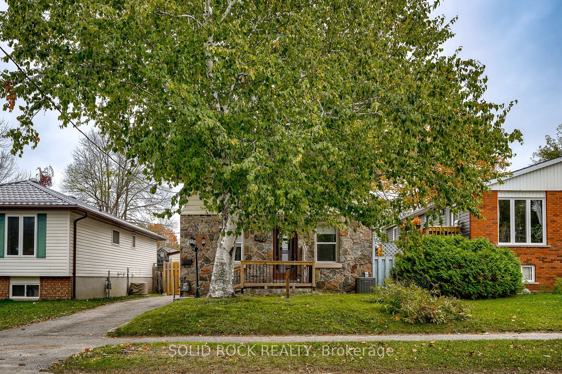 285 James St E