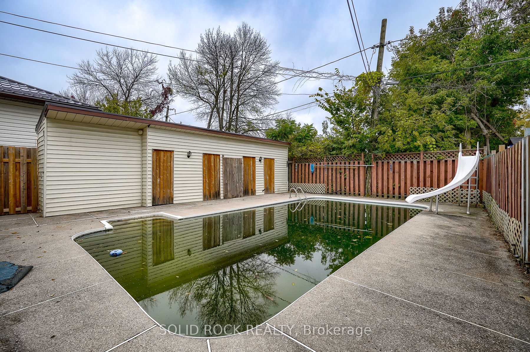 285 James St E
