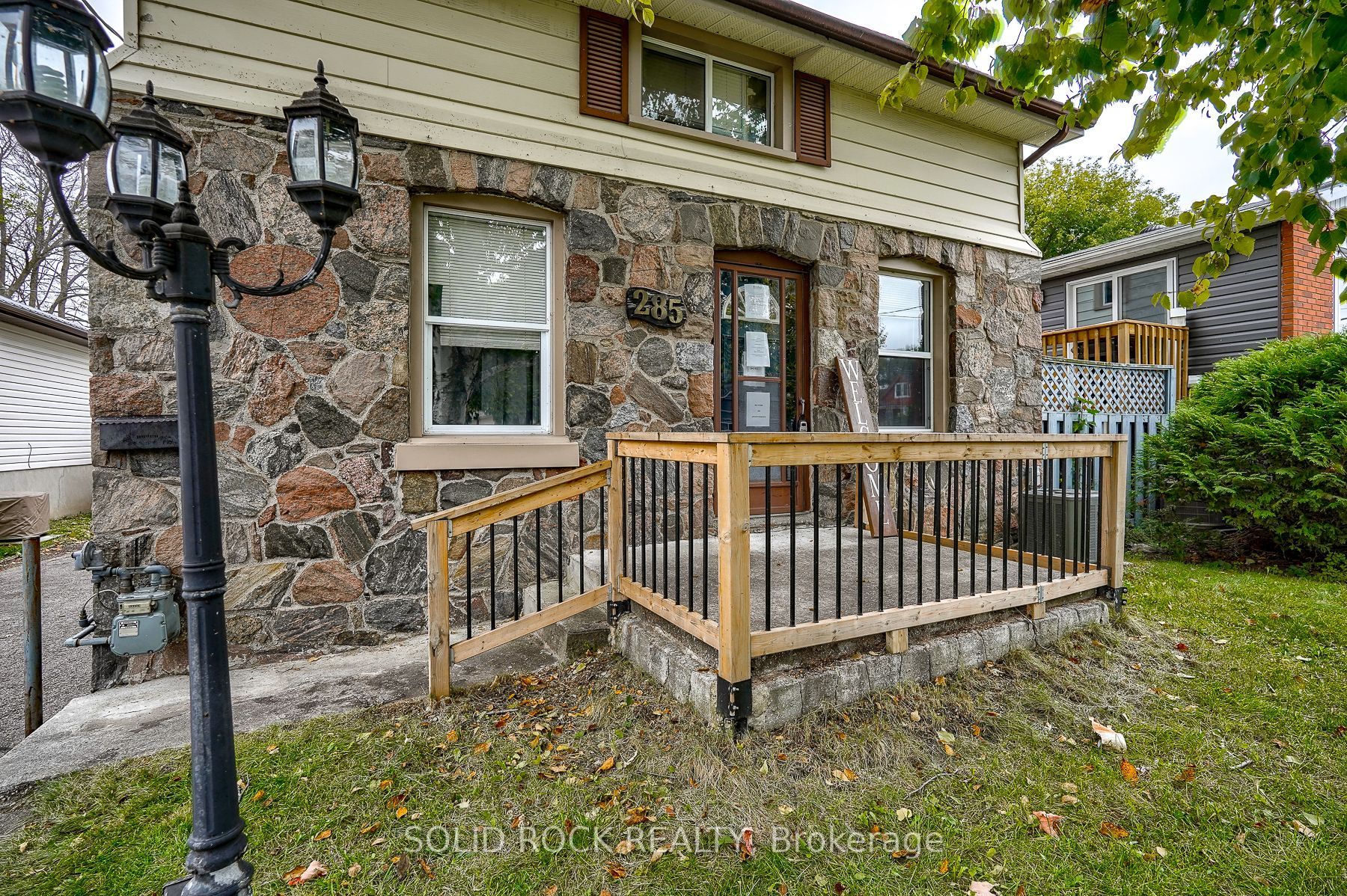 285 James St E