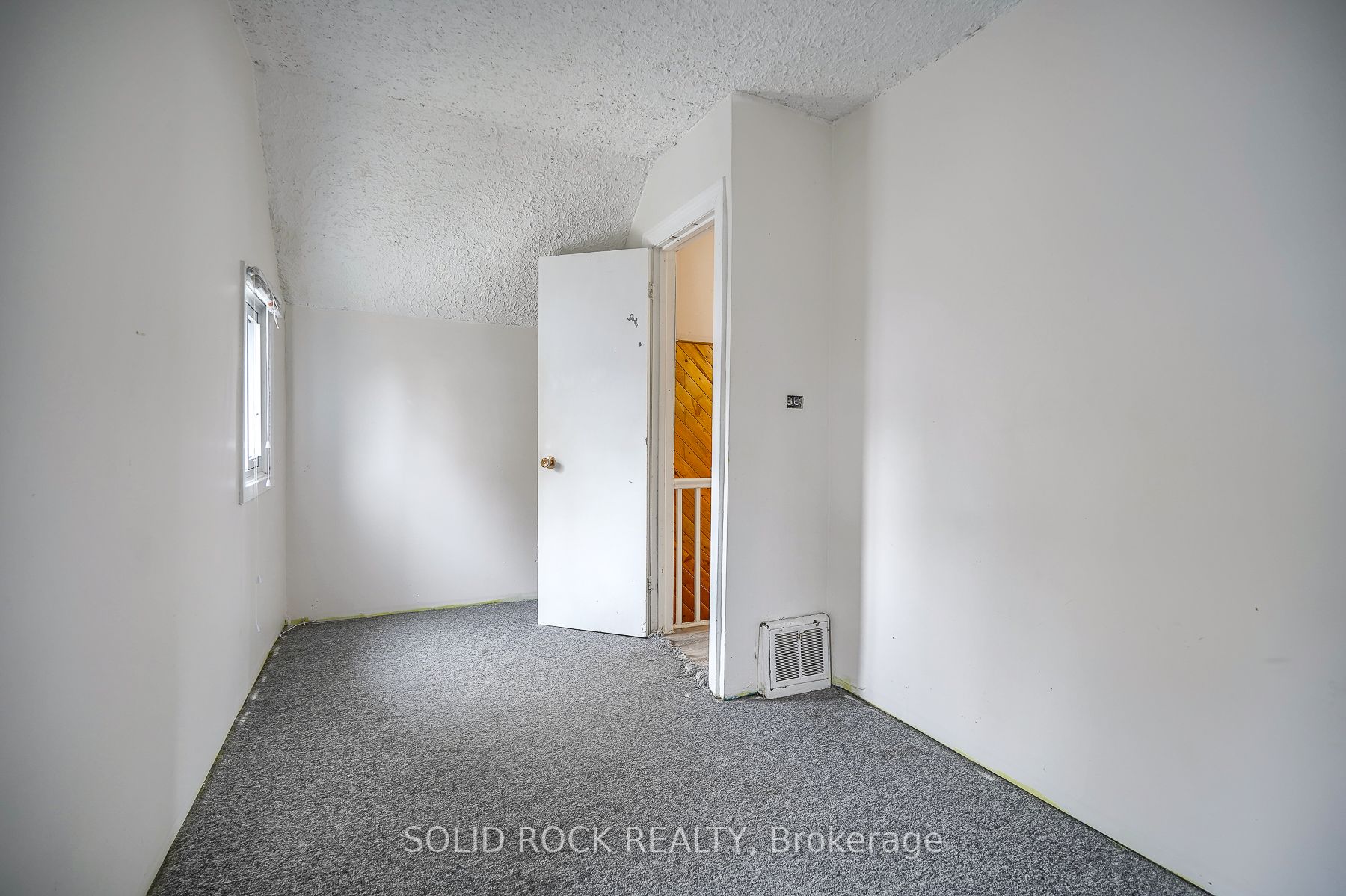 285 James St E