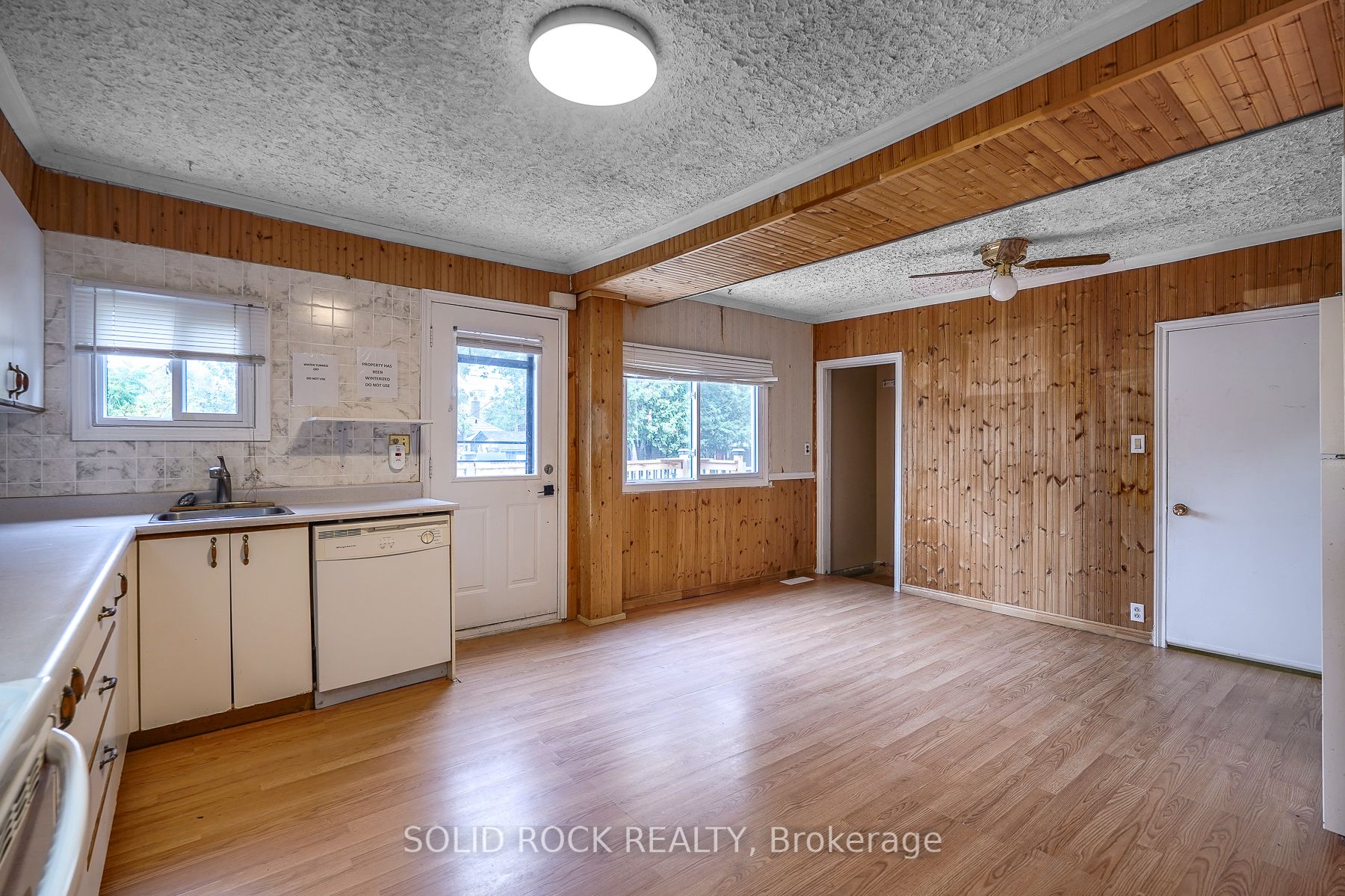 285 James St E