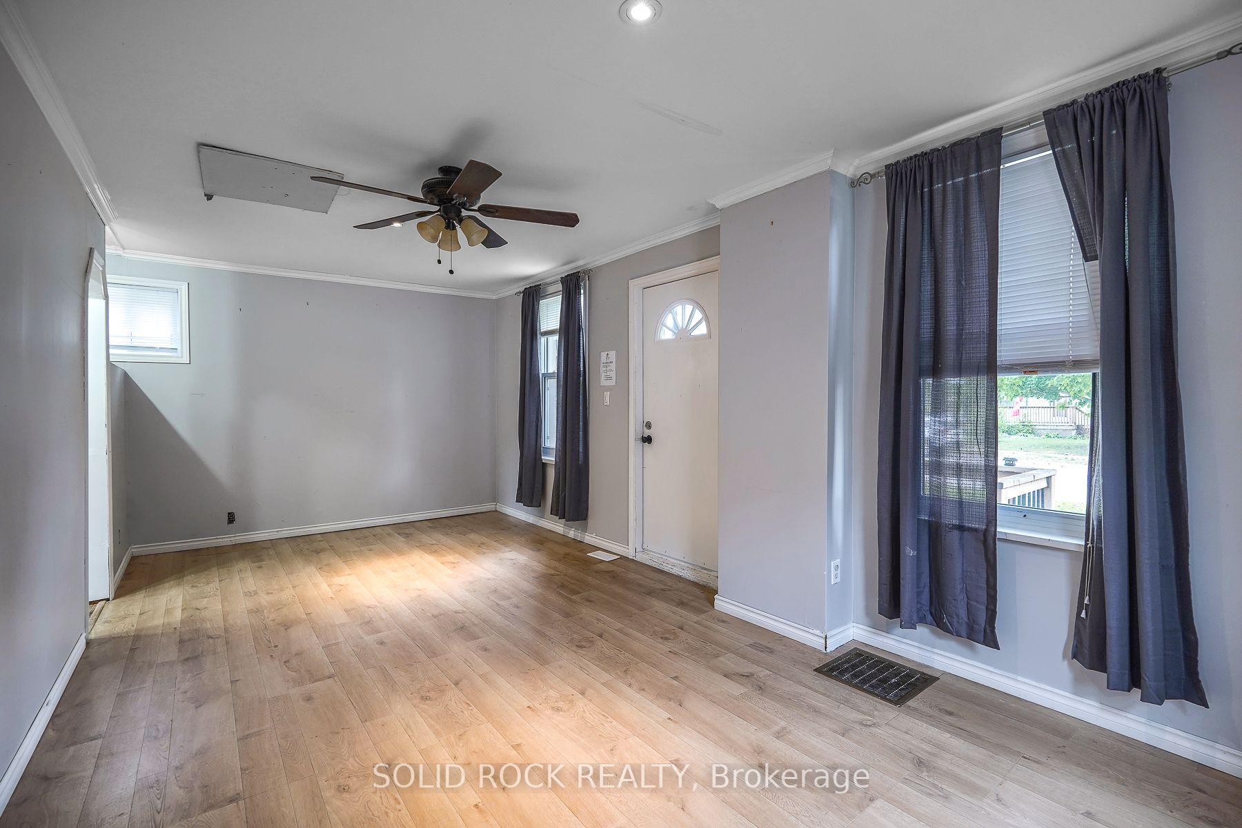 285 James St E