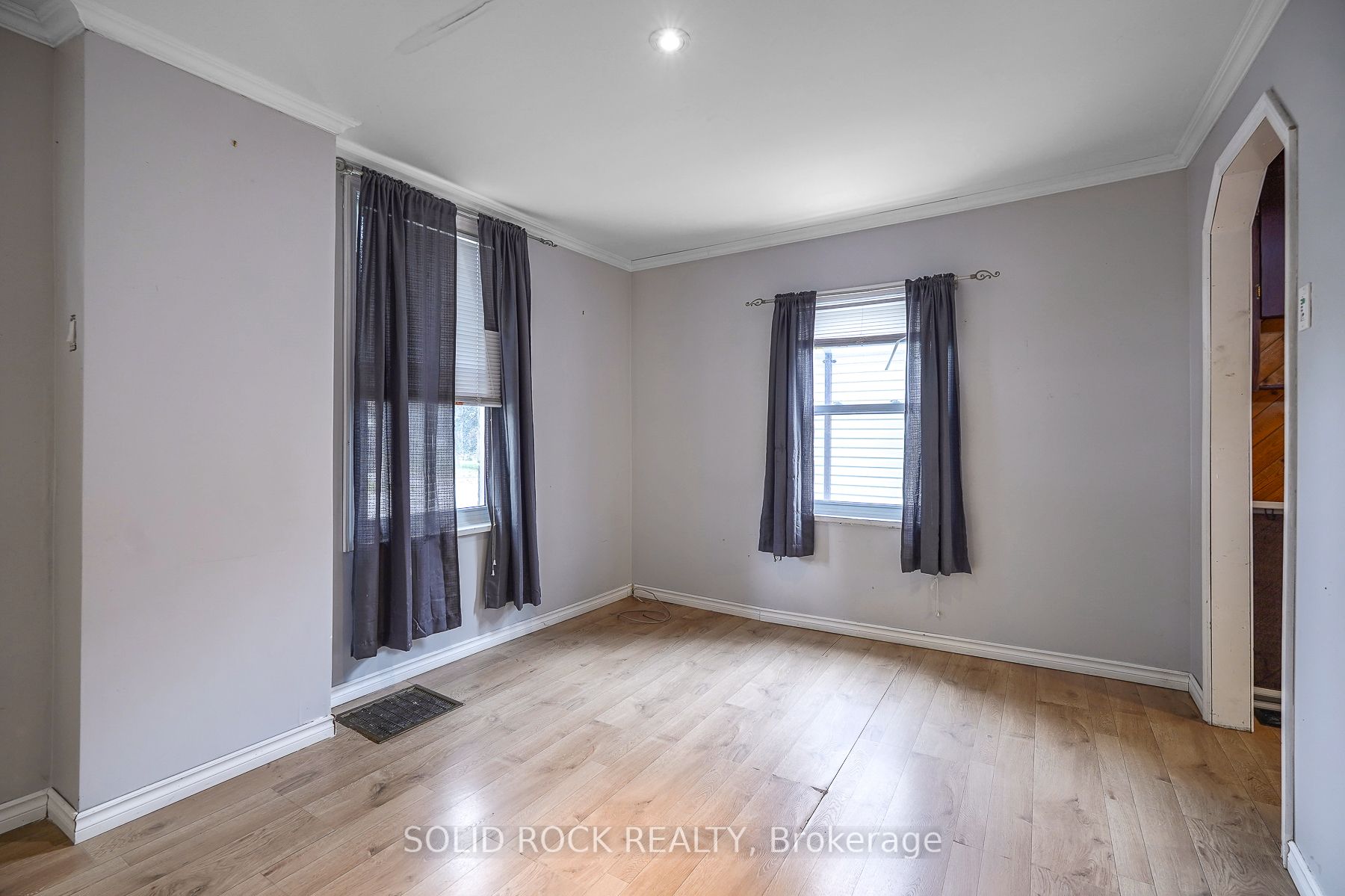 285 James St E