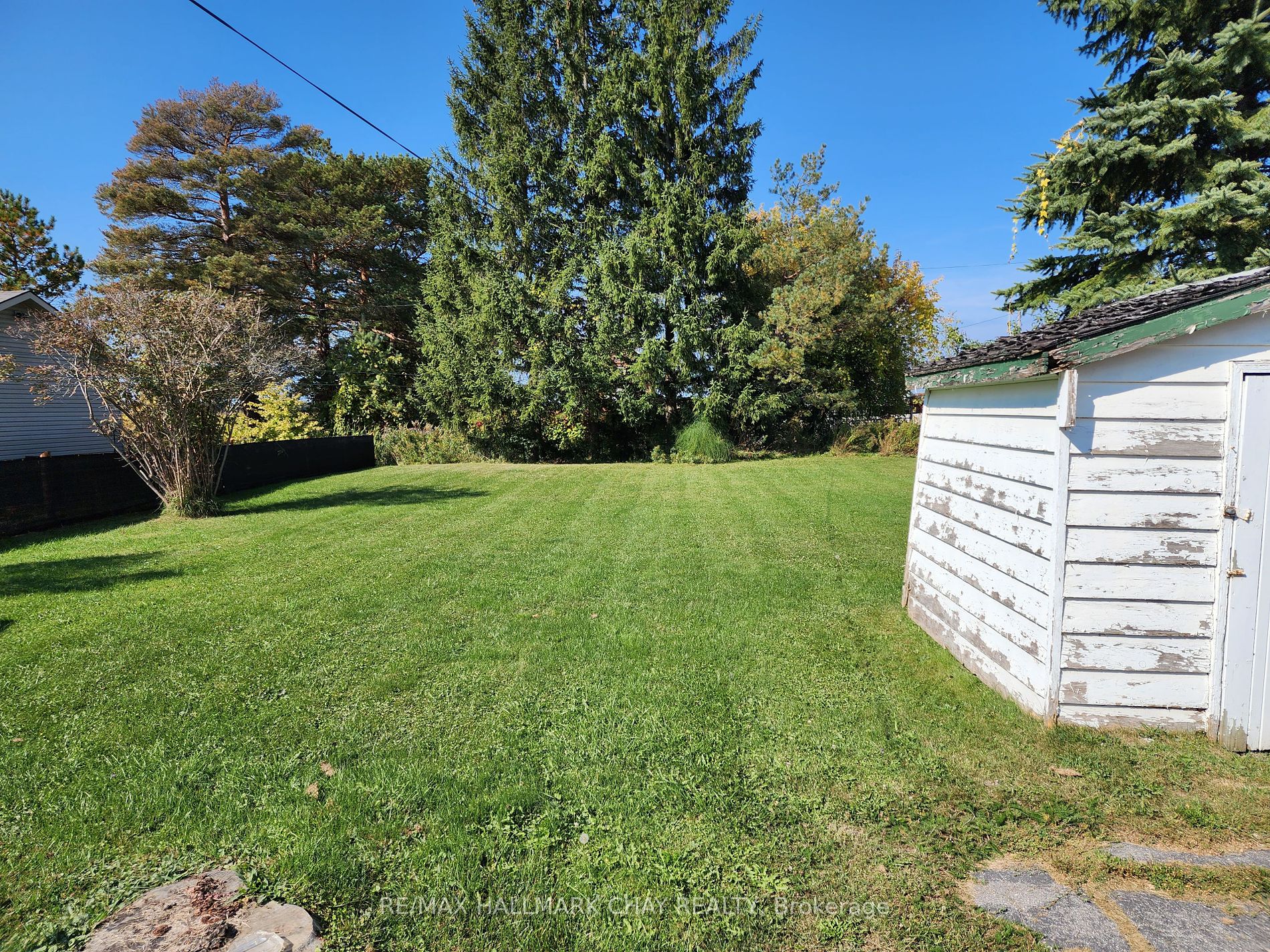 144 Queen St W