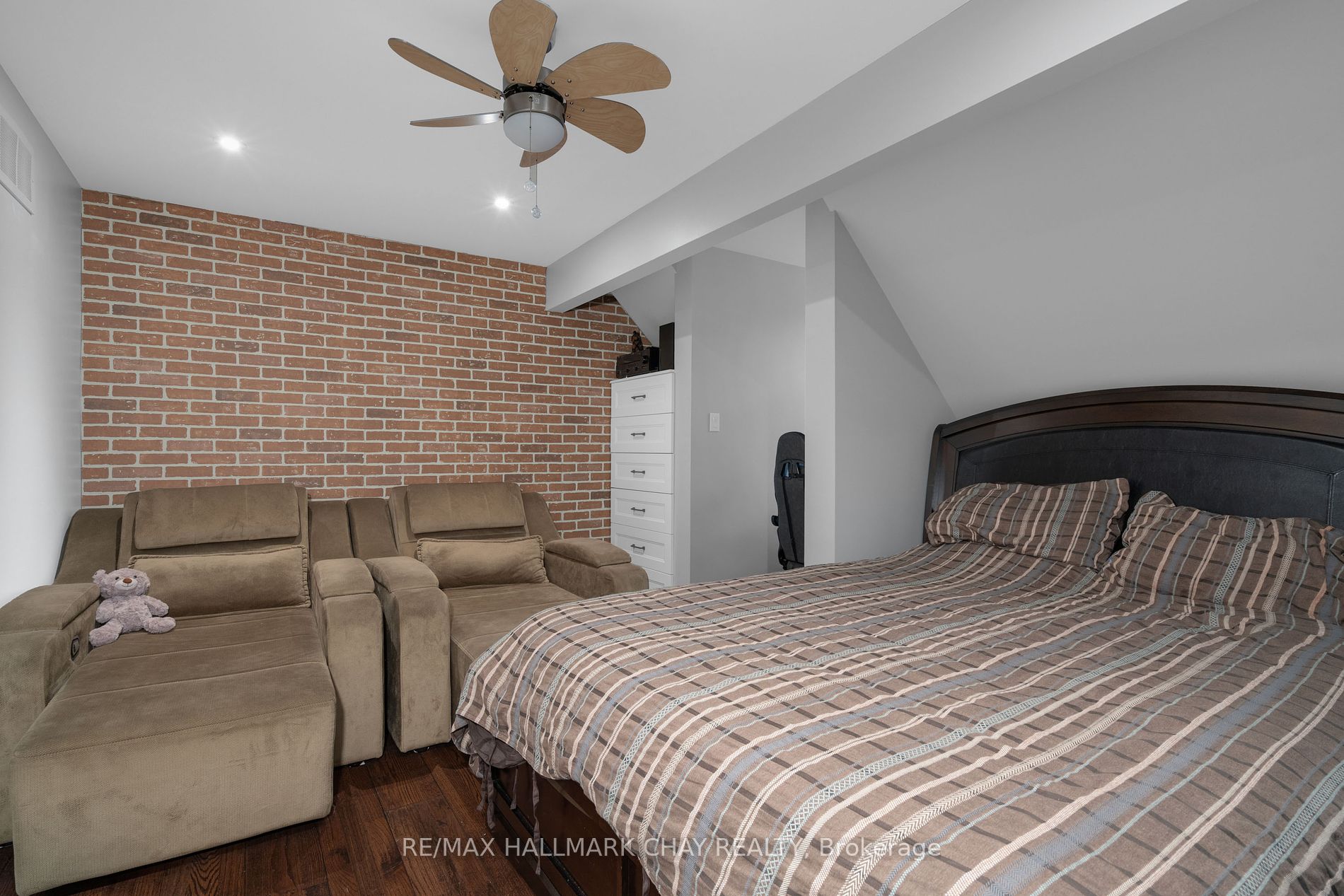 9 Bridle Path