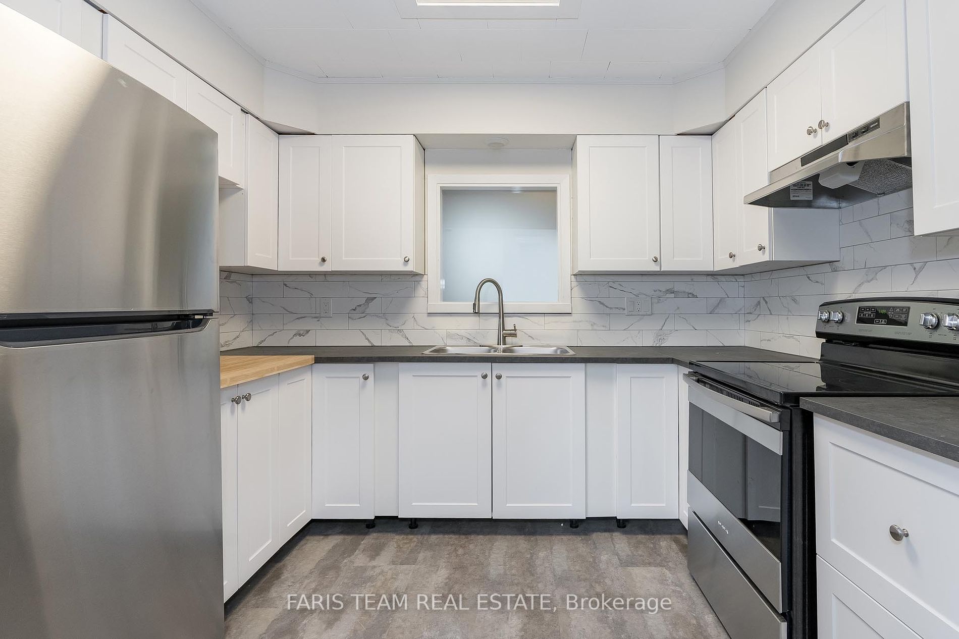 18 Queen St W