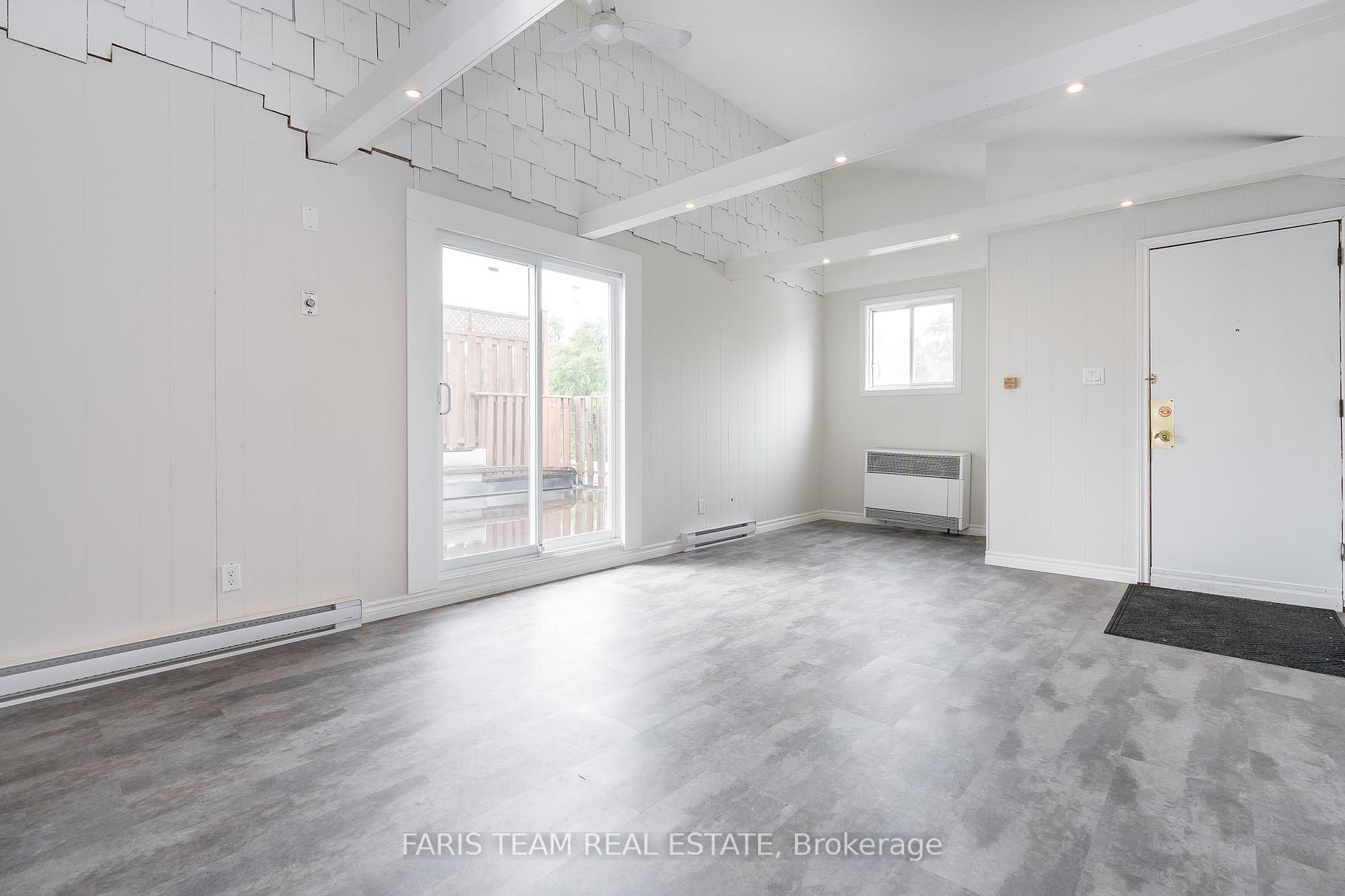18 Queen St W