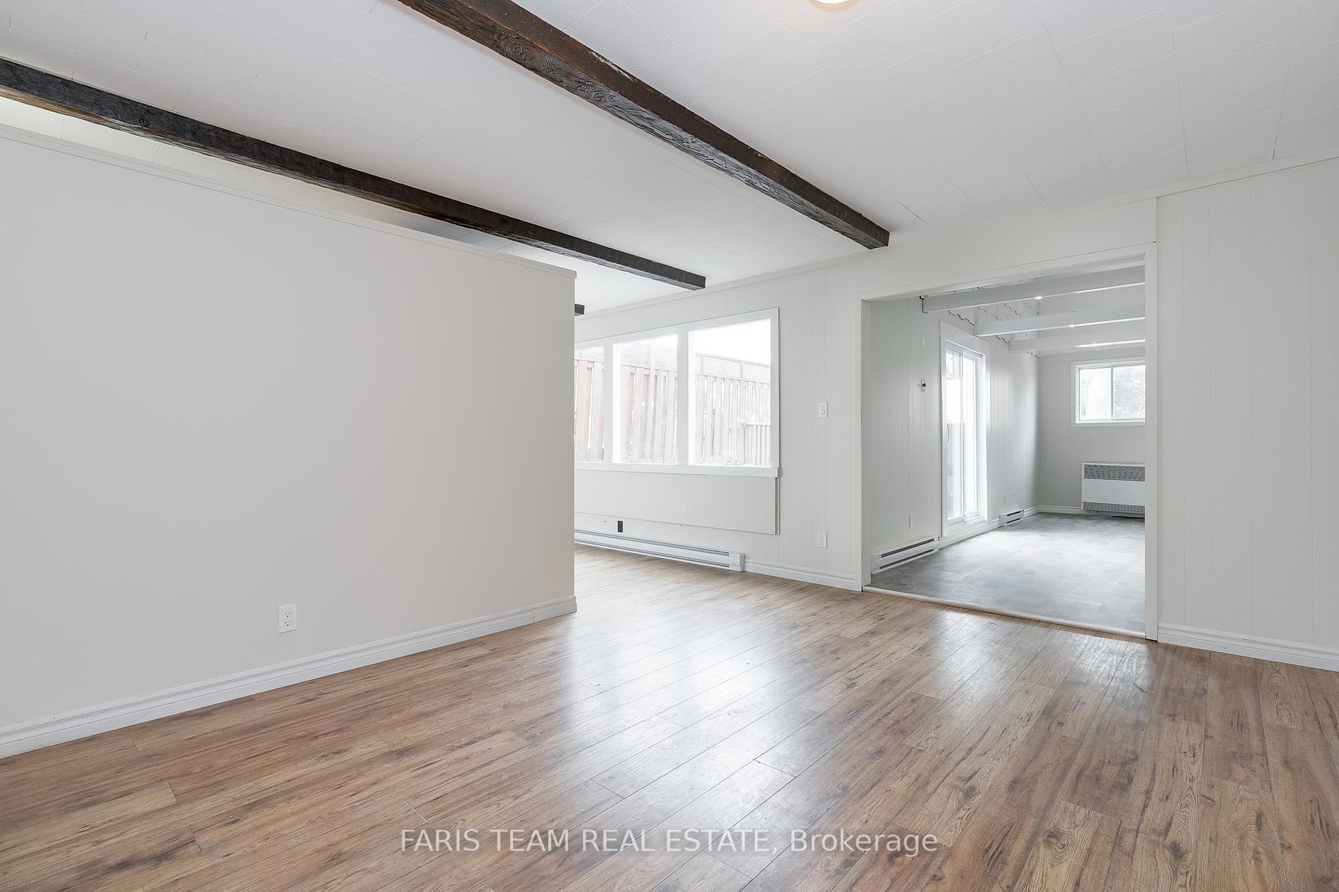 18 Queen St W