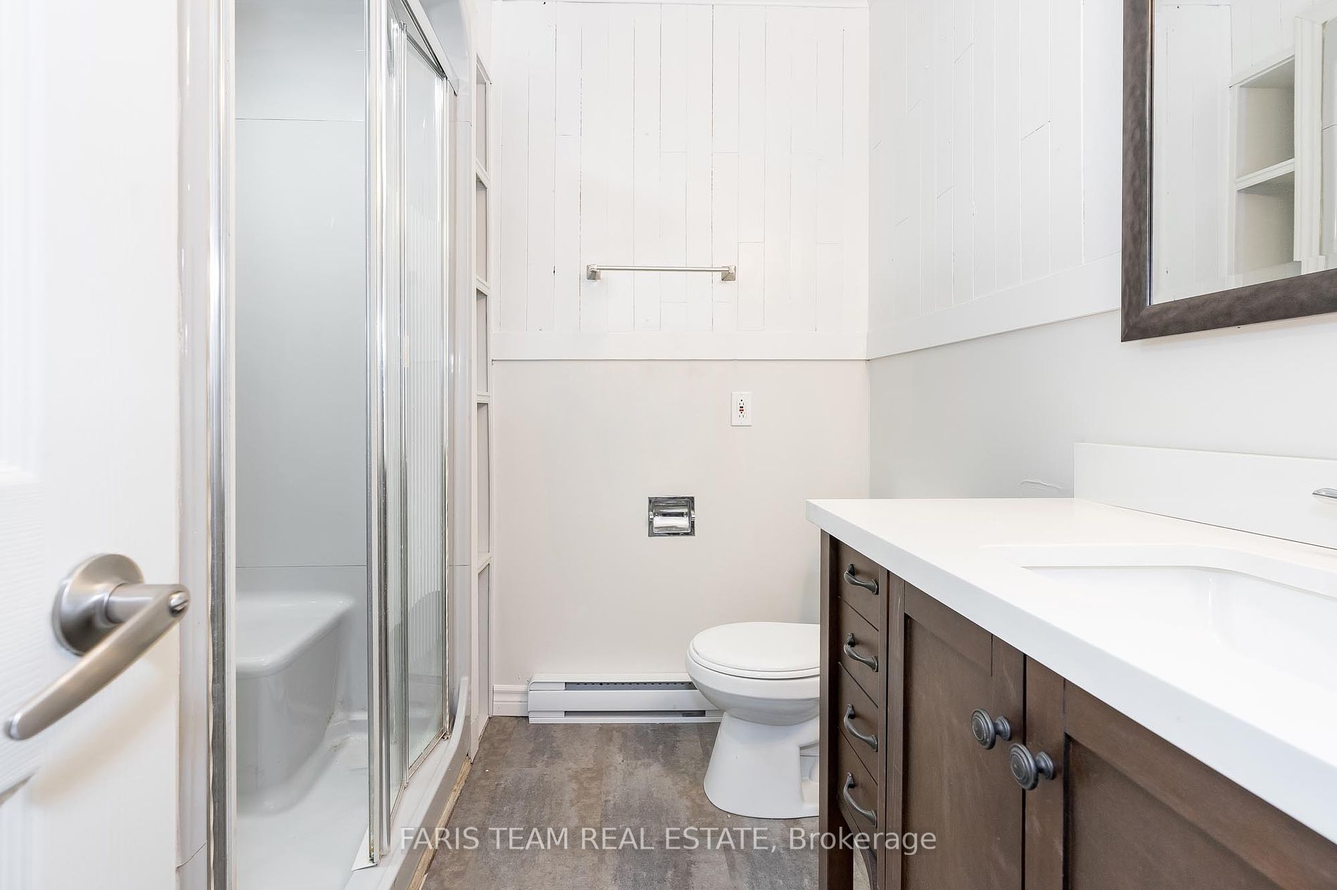 18 Queen St W
