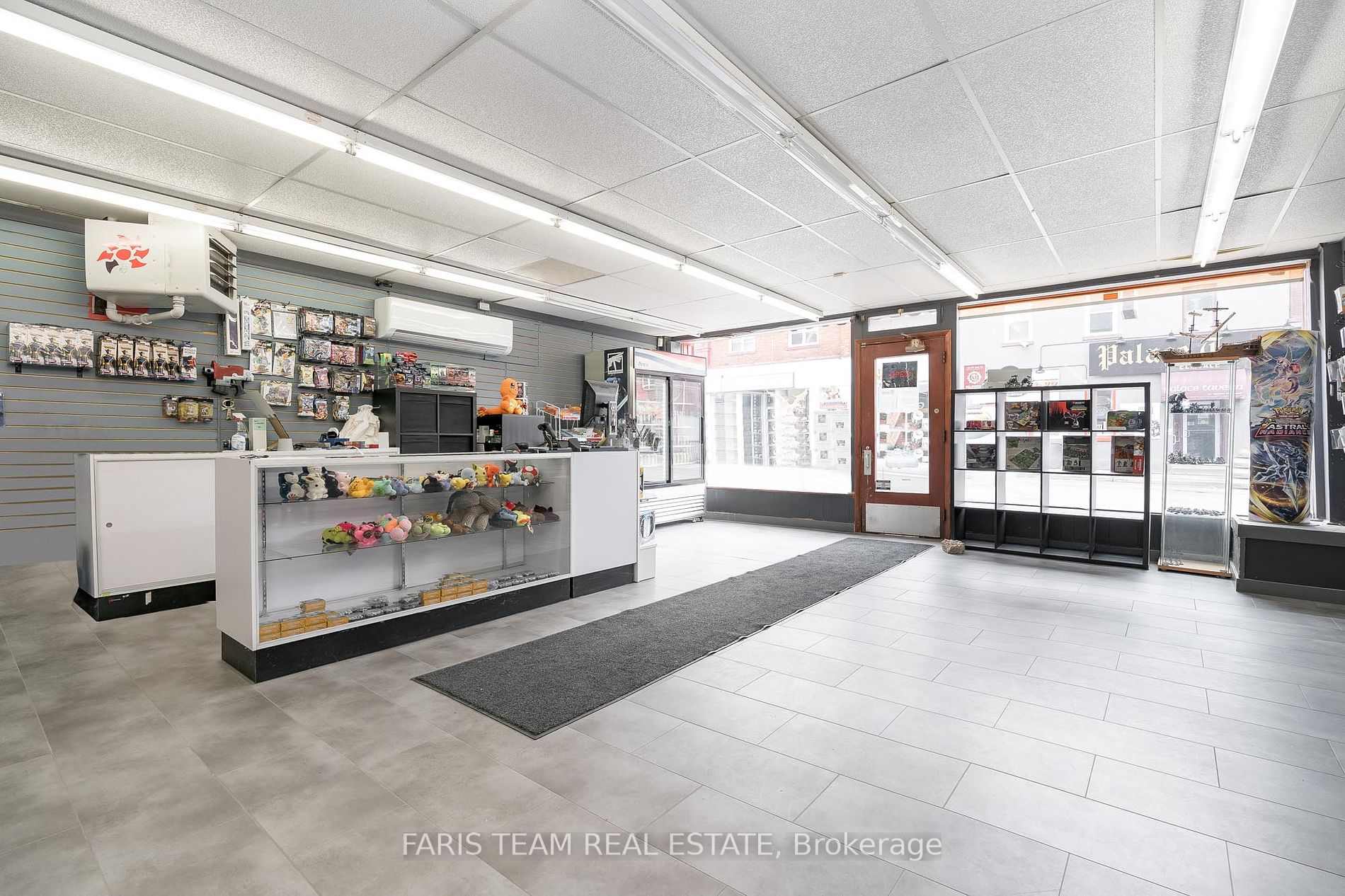 18 Queen St W