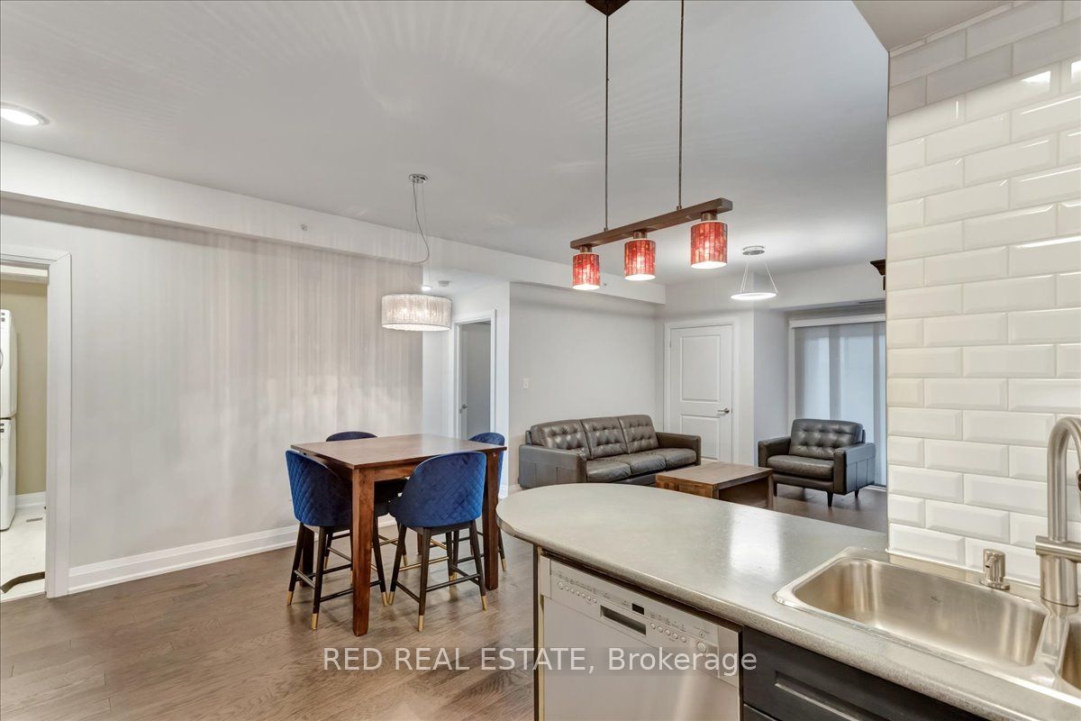 720 Yonge St, #212