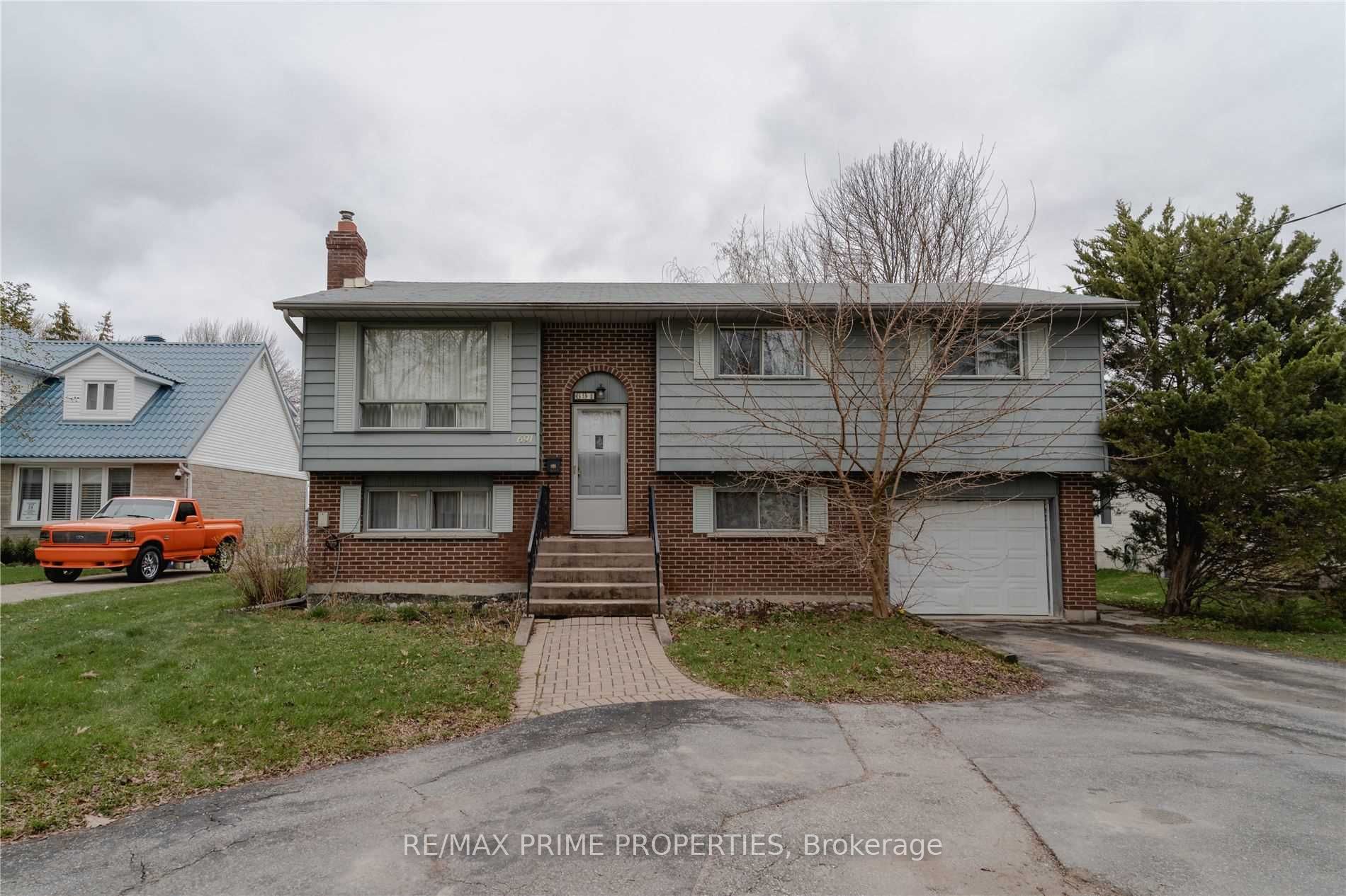 691 Glen Cres