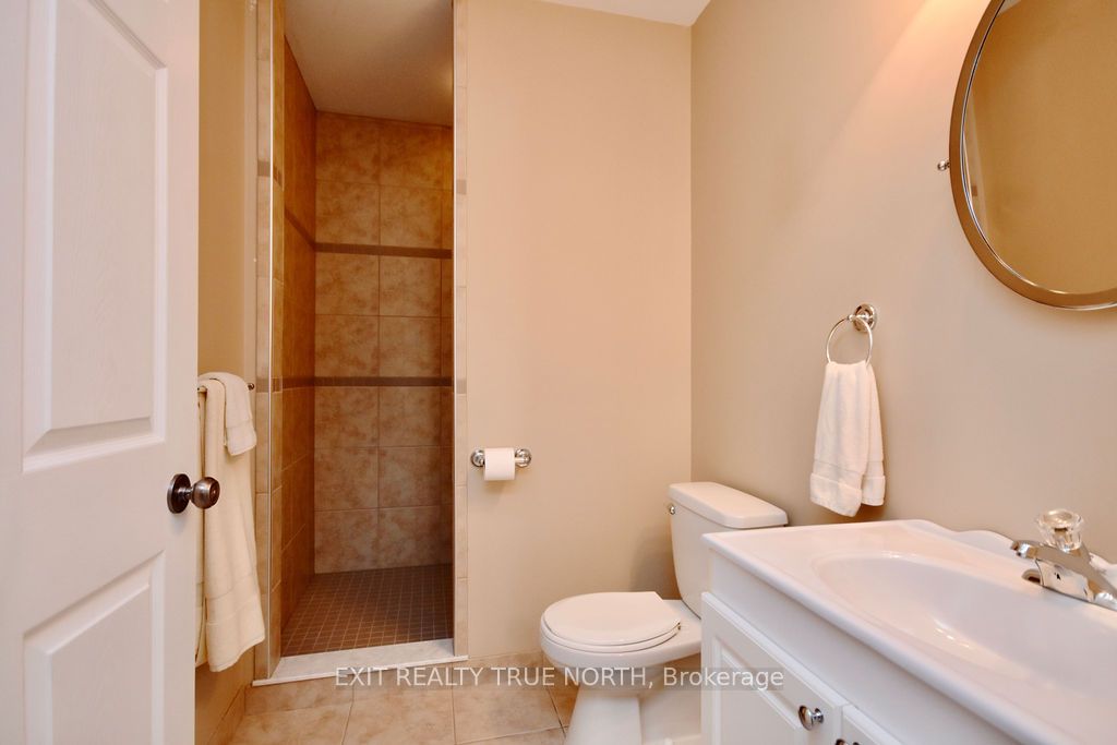 1524 Flos 8 Rd E