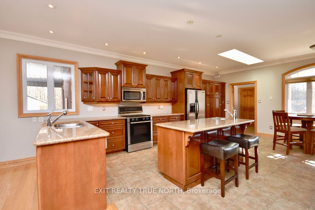 1524 Flos 8 Rd E