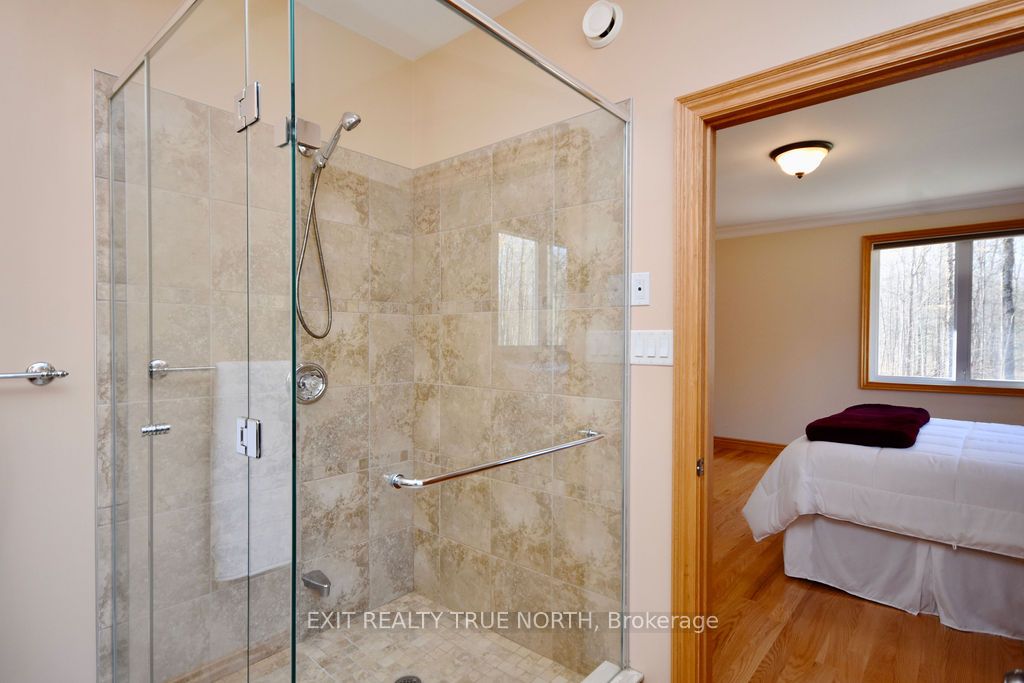 1524 Flos 8 Rd E