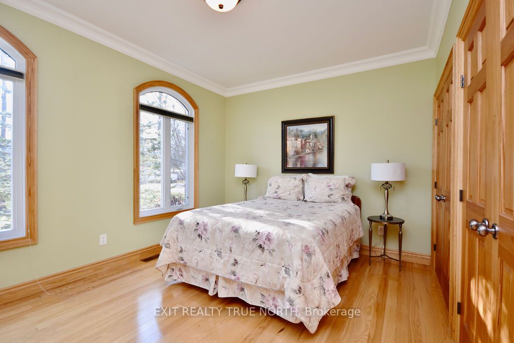 1524 Flos 8 Rd E