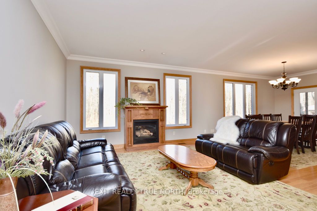 1524 Flos 8 Rd E