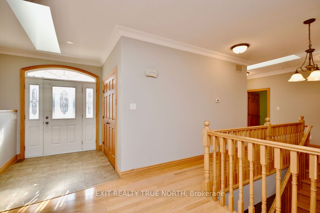 1524 Flos 8 Rd E