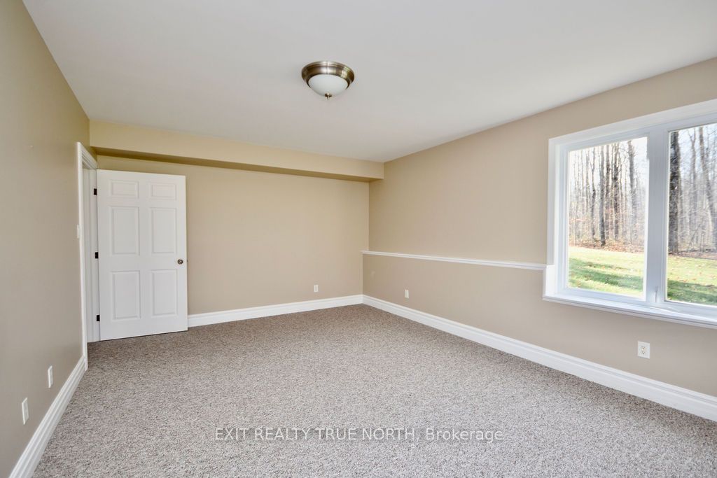 1524 Flos 8 Rd E