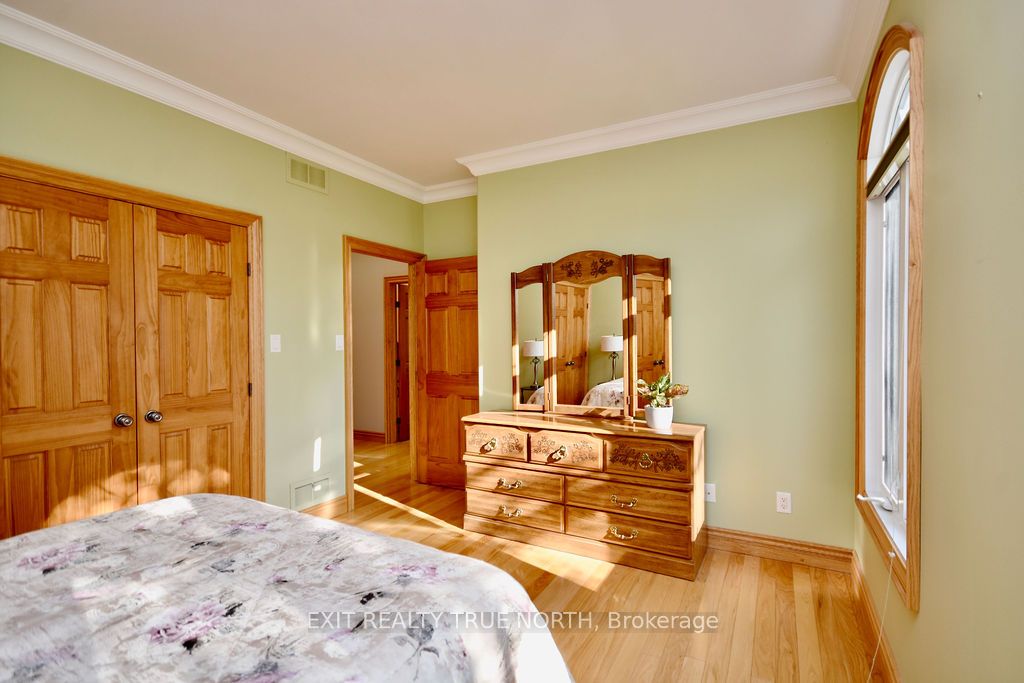 1524 Flos 8 Rd E