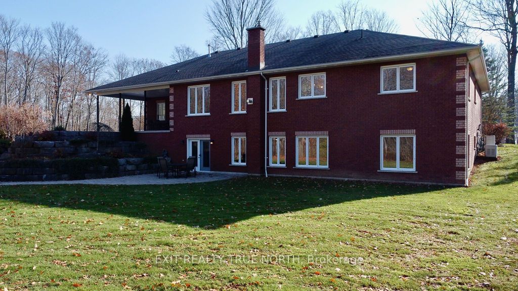 1524 Flos 8 Rd E