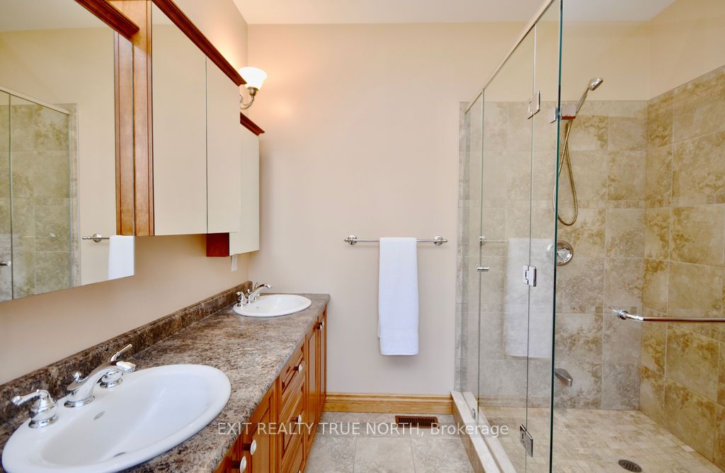 1524 Flos 8 Rd E